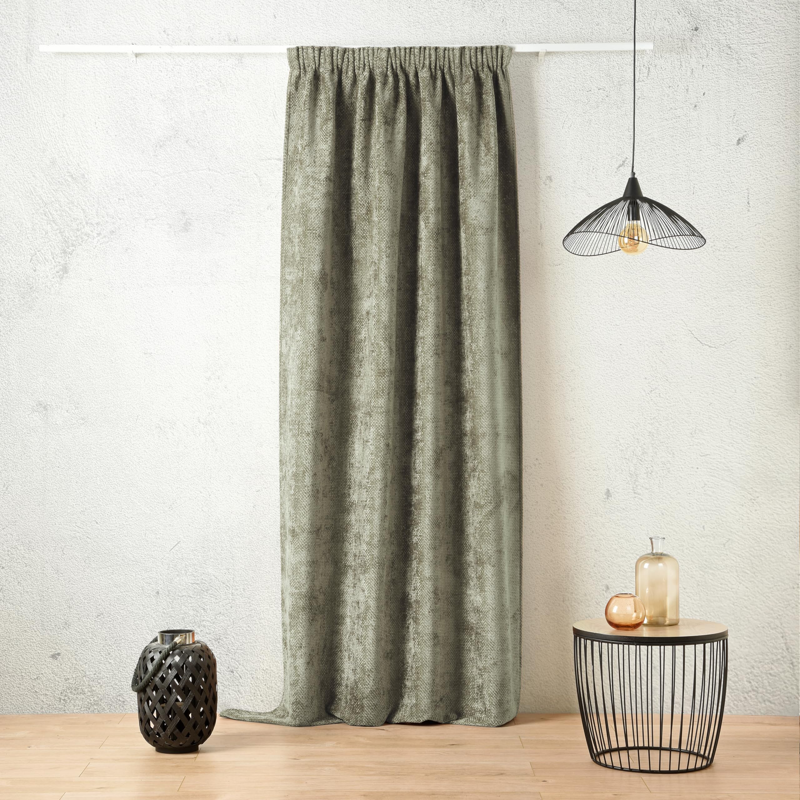 Linder Rideau Isolant obscurcissant Thermique et phonique - Coloris Vert Litchen - Style Velour - Finition Galon fronceur à Plat - Dimensions 135x260cm - 100% Polyester - Collection Colorado