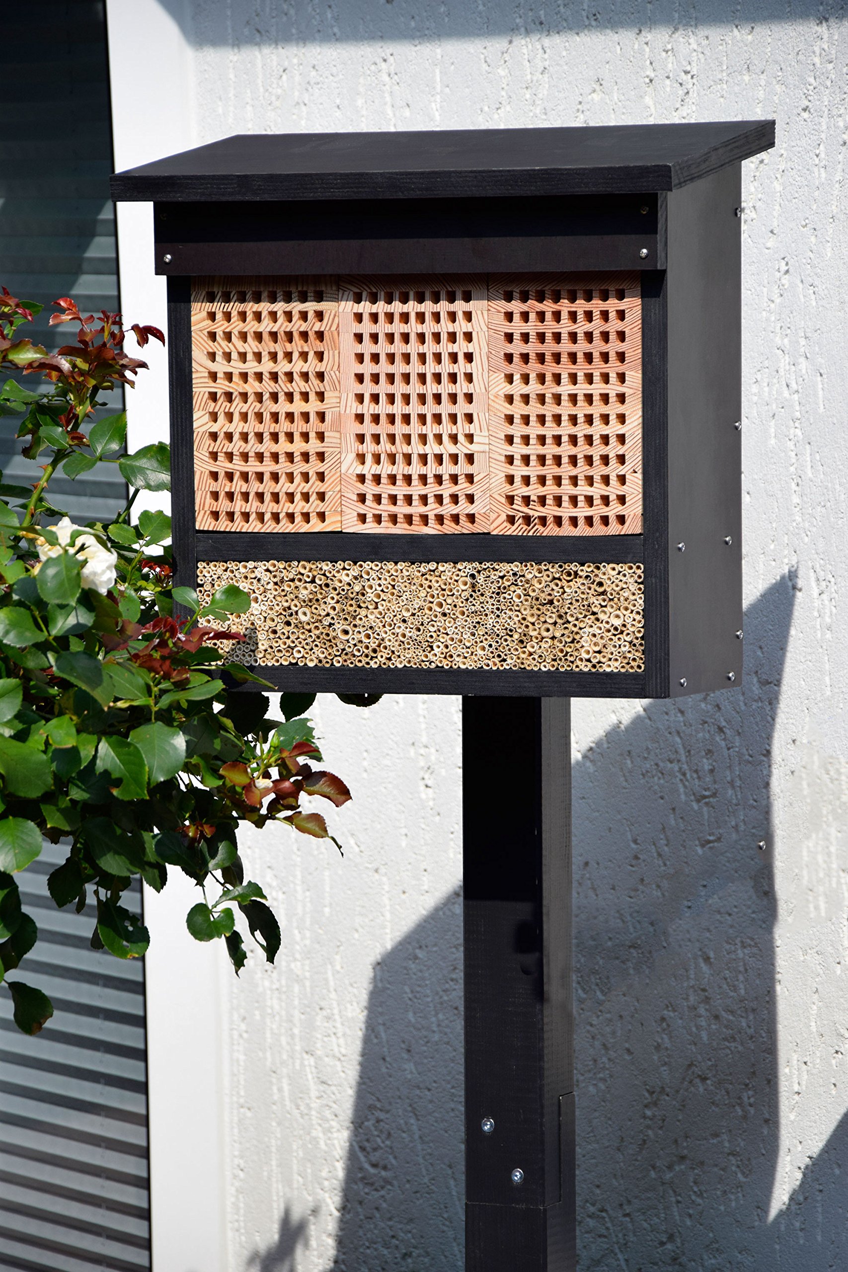 LUXUS-INSEKTENHOTELS 22700e Großes Profi-Wildbienenhotel - Wildbienen-Nisthilfe Holz - Insektenhotel mit Ständer - Wildbienenhaus mit Lärchenholz und Schilf - 42,5 x 18 x 150 cm - Dunkelbraun