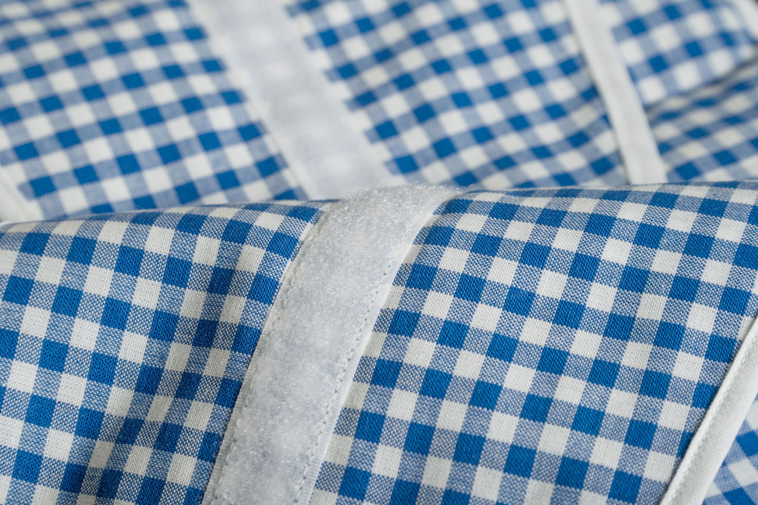 Traubenkernkissen 7-Kammer mit Gürtel & Klettverschluss - Länge ca. 135cm - blau-weiß - Wärmekissen XXL Körnerkissen