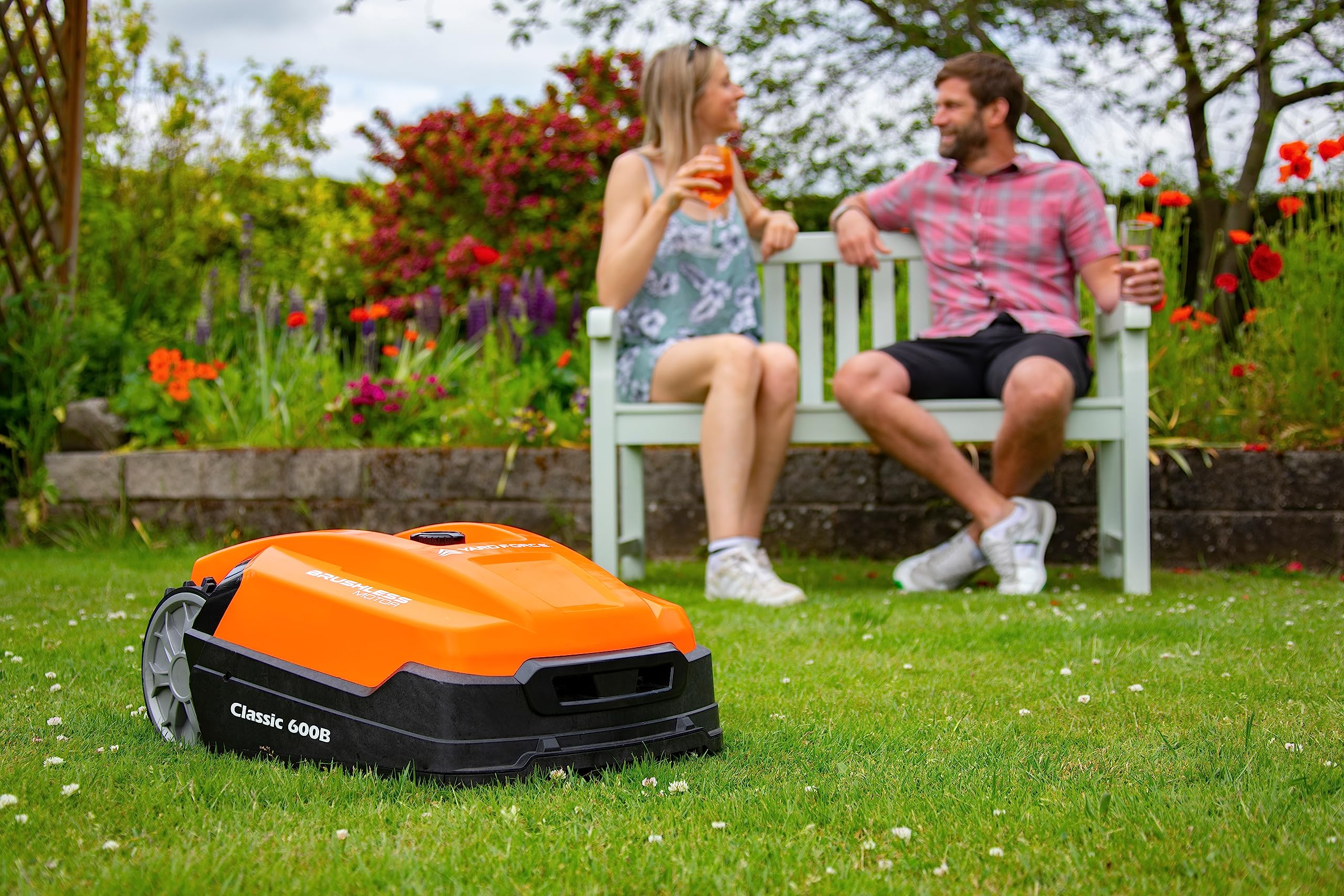 YARD FORCE Robot cortacésped Classic 600B hasta 600 m² - Robot cortacésped autopropulsado con Control Bluetooth y aplicación, Sensor de Lluvia, Motor sin escobillas, 40% de inclinación y Panel de