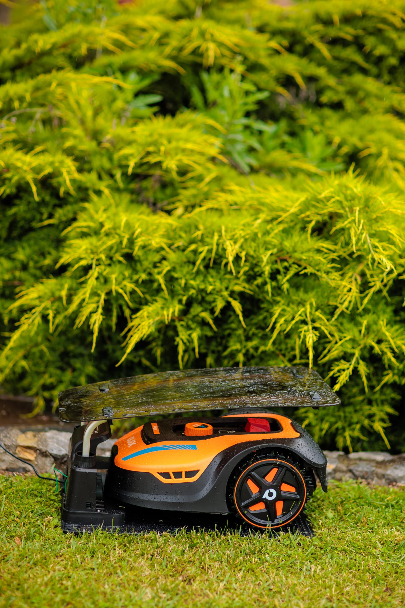 Villager QUIX Robot cortacésped – Robot cortacésped con batería de 18 V para 1000 m² – WiFi y Bluetooth, Control de aplicación, Ancho de Corte de 180 mm, Altura de Corte de 25 – 60 mm, hasta 45% de