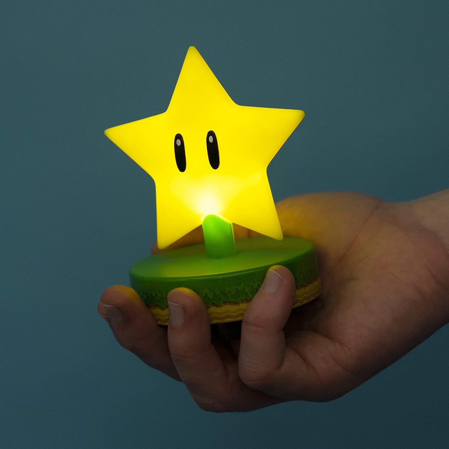 Paladone Mario Super Star 3D Icon Light | Officially Licensed Nintendo Collectable | Unique Gift Idea | Bright Night Light or Desk Lamp | Battery Powered by 2 x AAA, Yellow