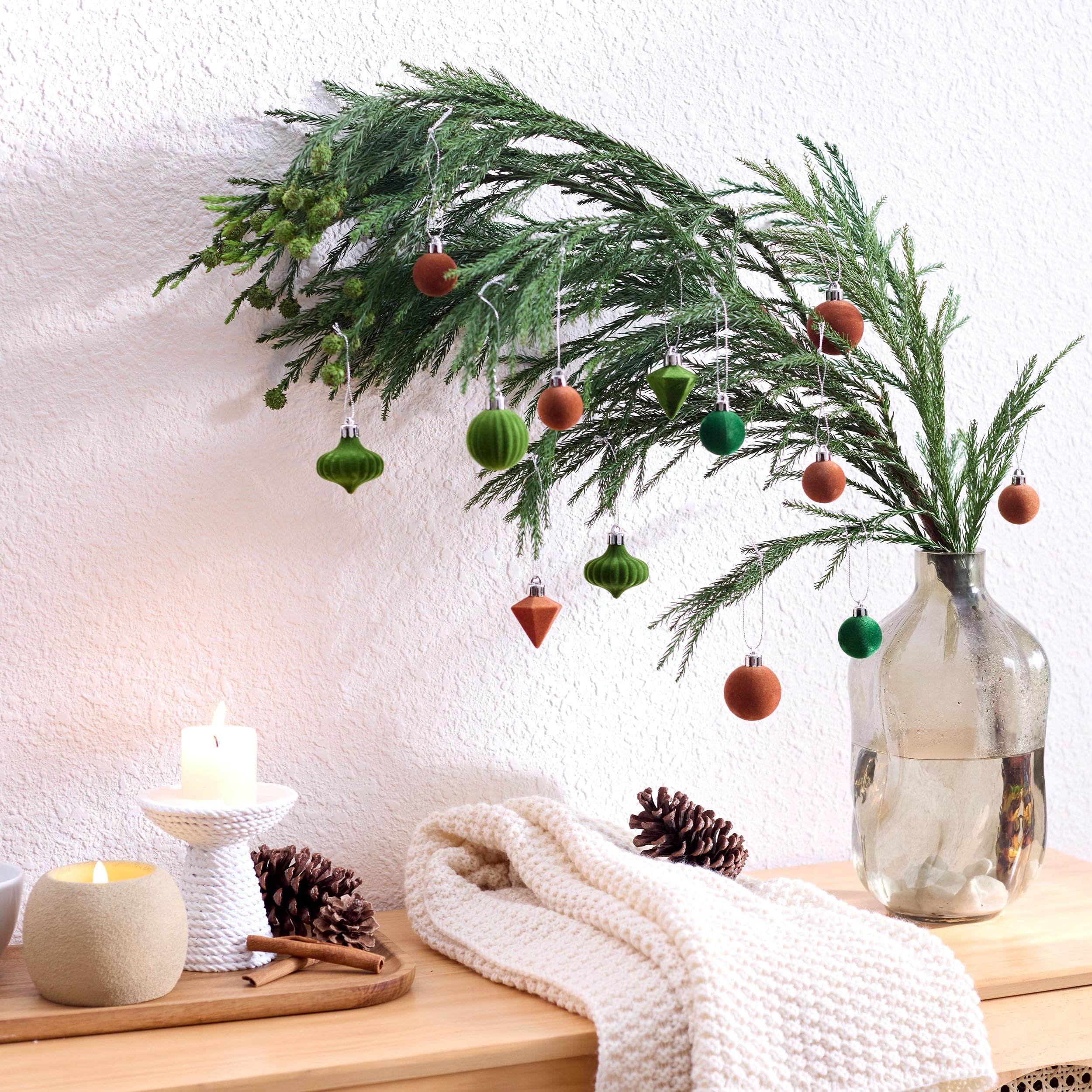 Decorbyhannah Lot de 24 boules de Noël floquées Vert et marron 4 cm