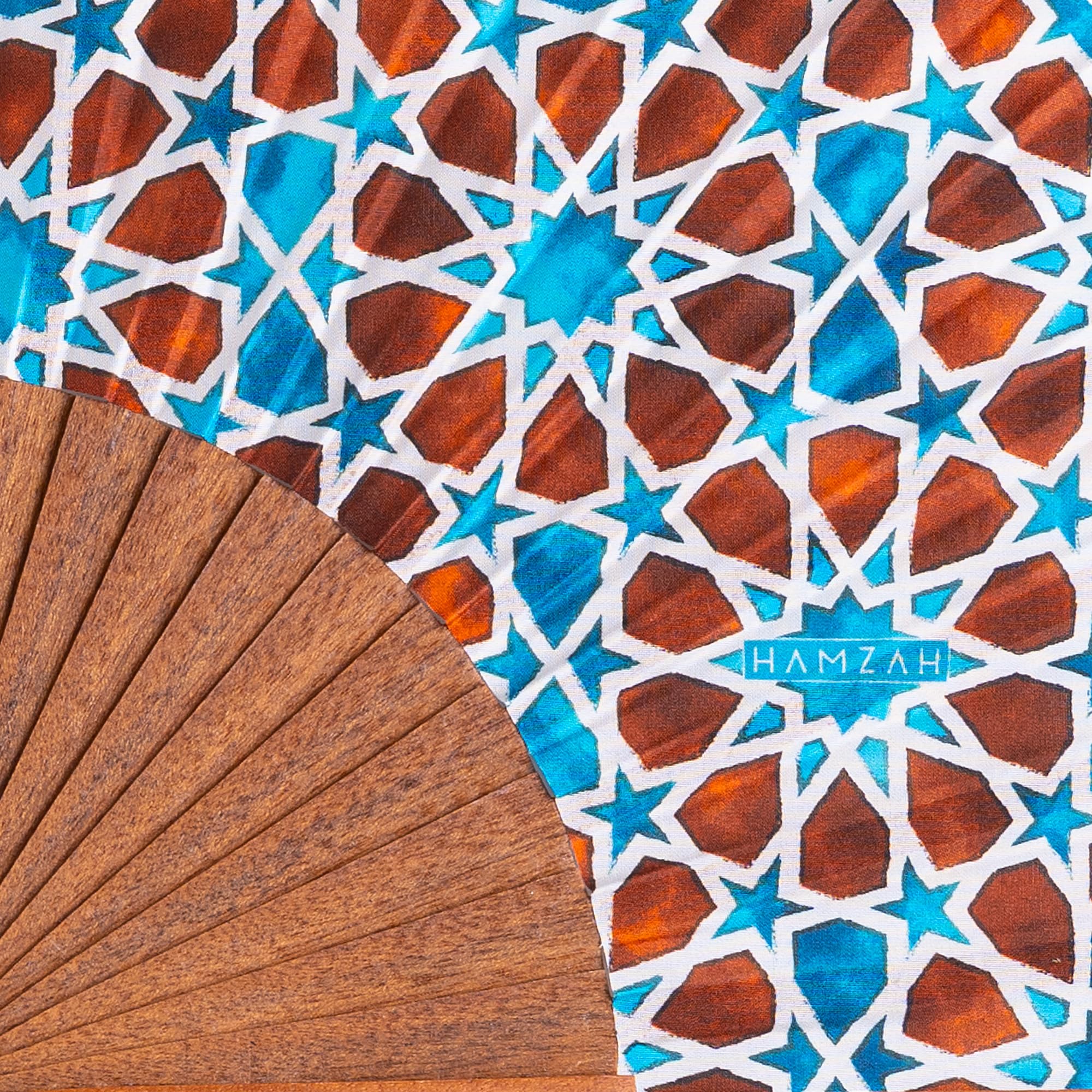Hamzah Abanico Español de Seda y Madera – Plegable 23 cm Hecho a Mano en España, Incluye Caja y Funda de Terciopelo (Fátima Marrón)