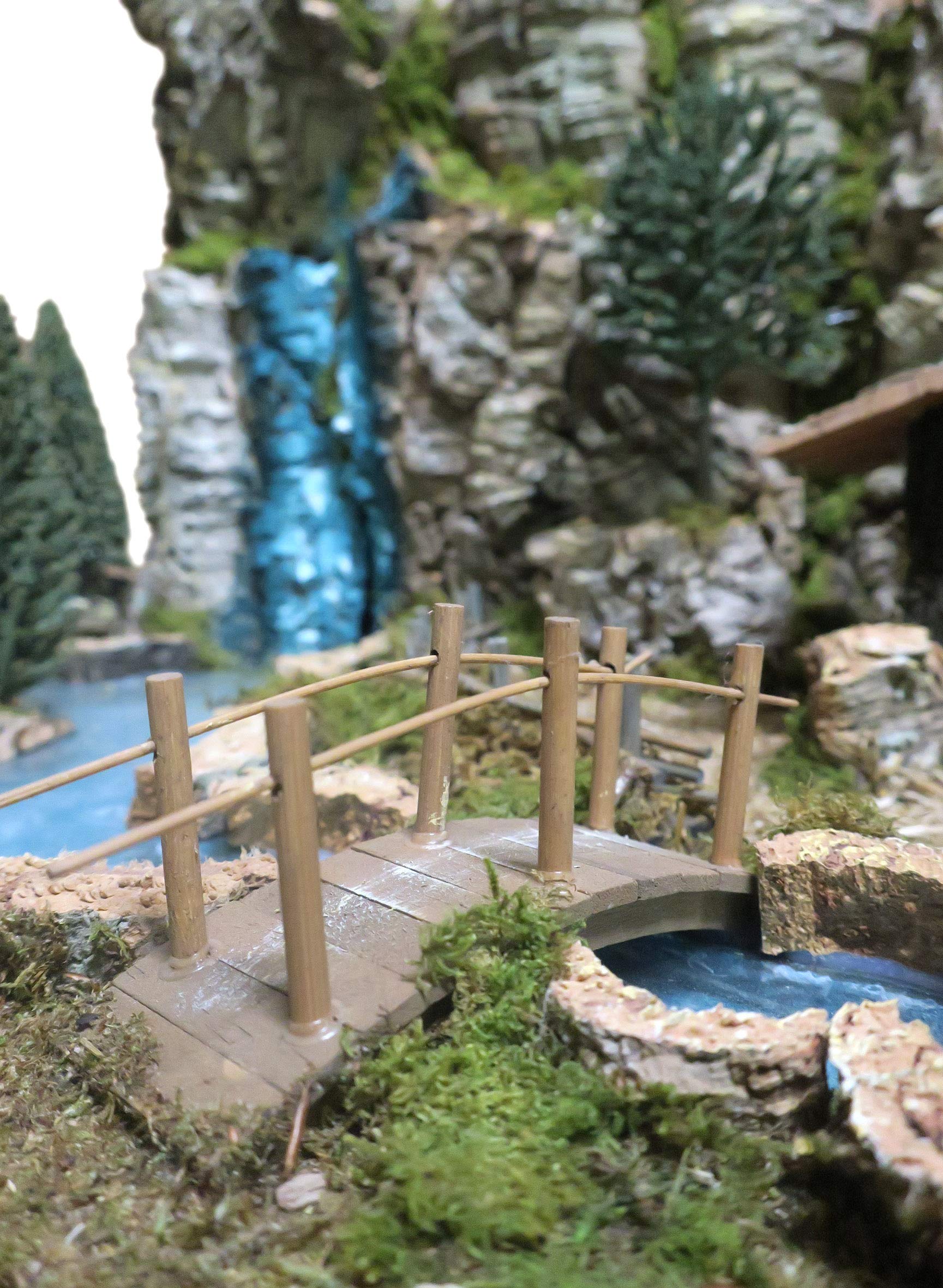Bertoni Paysage Crèche avec Rivière Lumineuse et Cascade | Cabane, Étang et Paroi Montagne en Bois | Produit Italien | 36x56x25 cm