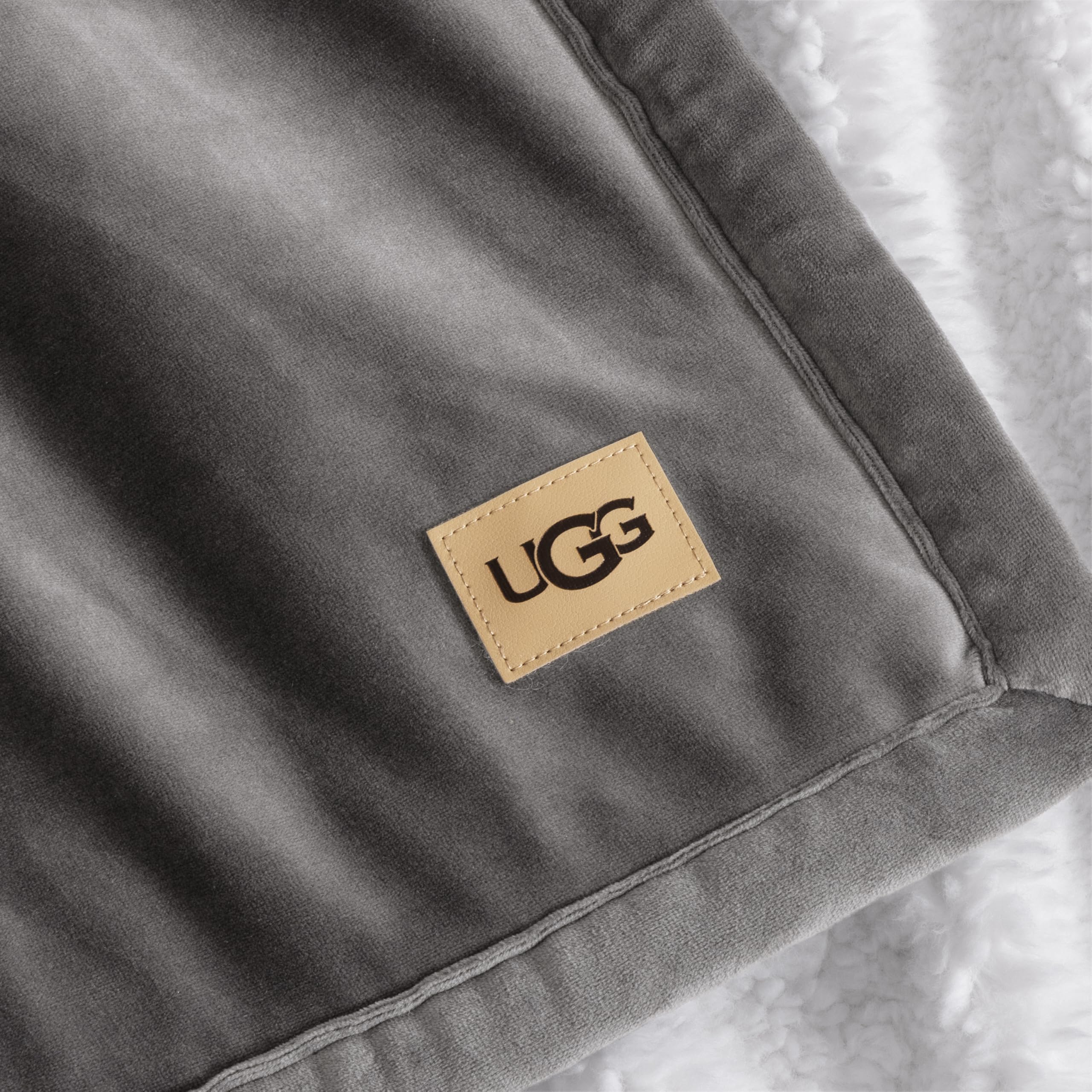 Amazon｜UGG Bliss スローブランケット フラシ天 ソフトフリース