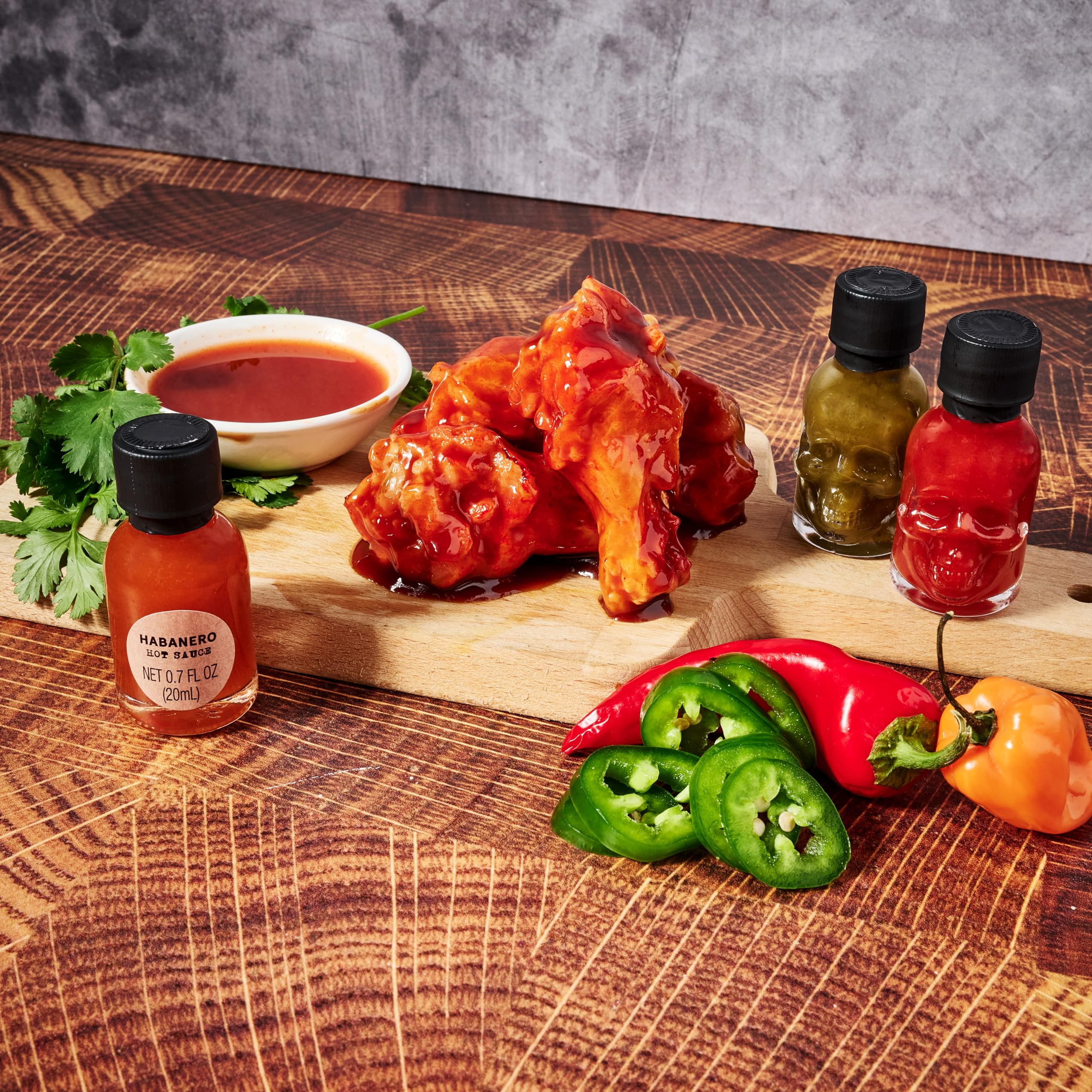 Man Crates: Surtido «Hot Sauce Inferno» — Incluye 21 sabores en mini botellas de salsa picante con forma de calavera; un desafío picante con habanero, chile fantasma y más.
