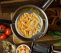 Vista 2 de Colador grande de malla fina de 9 pulgadas con mango de goma termoplástica - Tamiz de malla fina de acero inoxidable - Ideal para colar pasta