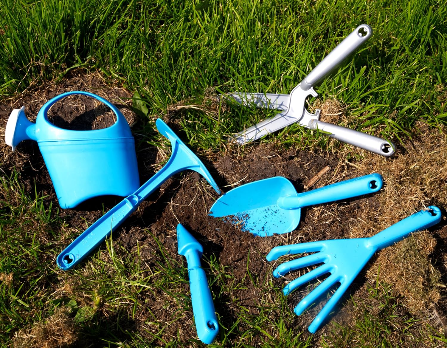 Toyland® 9 Piece Bluey Garden Set - Bucket, Watering Can, 2 Flower Pots and 6 Garden Tools Included - Outdoor Garden Toys