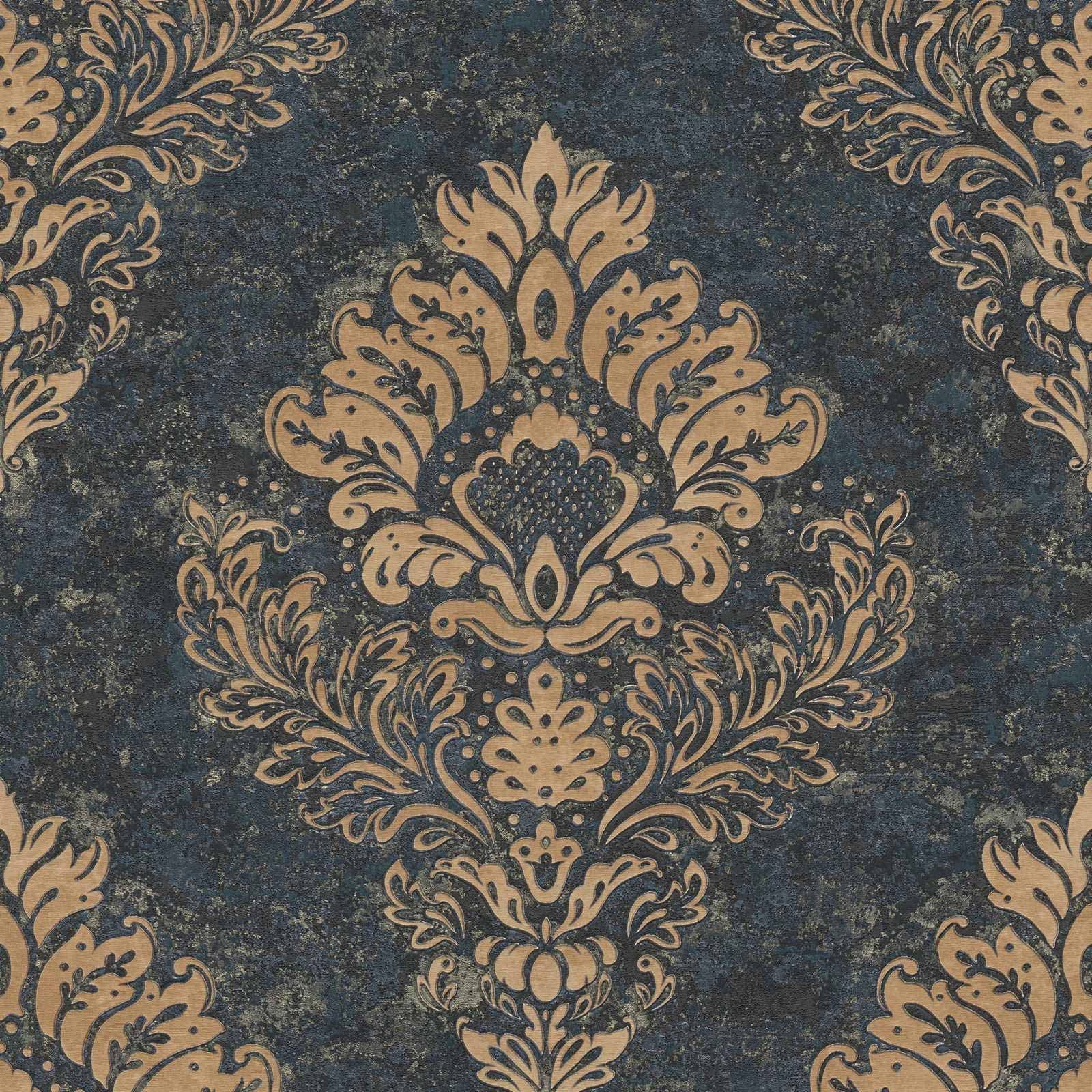 Papier peint damassé doré intissé pour illuminer un couloir sombre et habiller des murs ternes