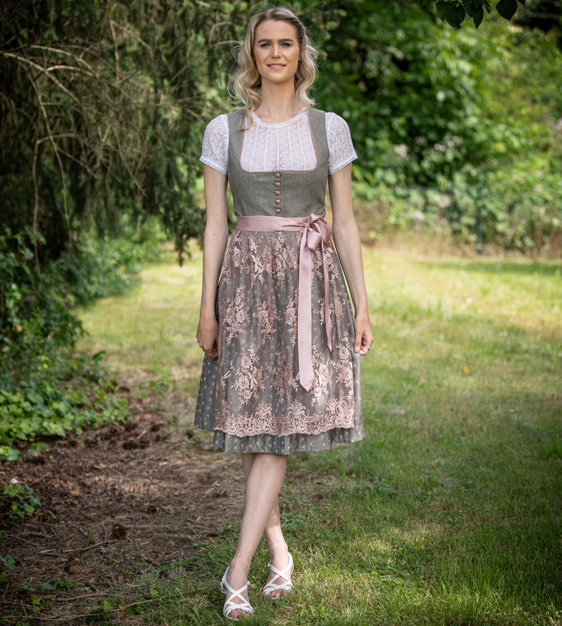 Schöneberger Dirndl Dirndl z zapięciem na guziki i koronkowym fartuchem – elegancki żakardowy Dirndl w kolorze różowym/szarym – Midi Isabella