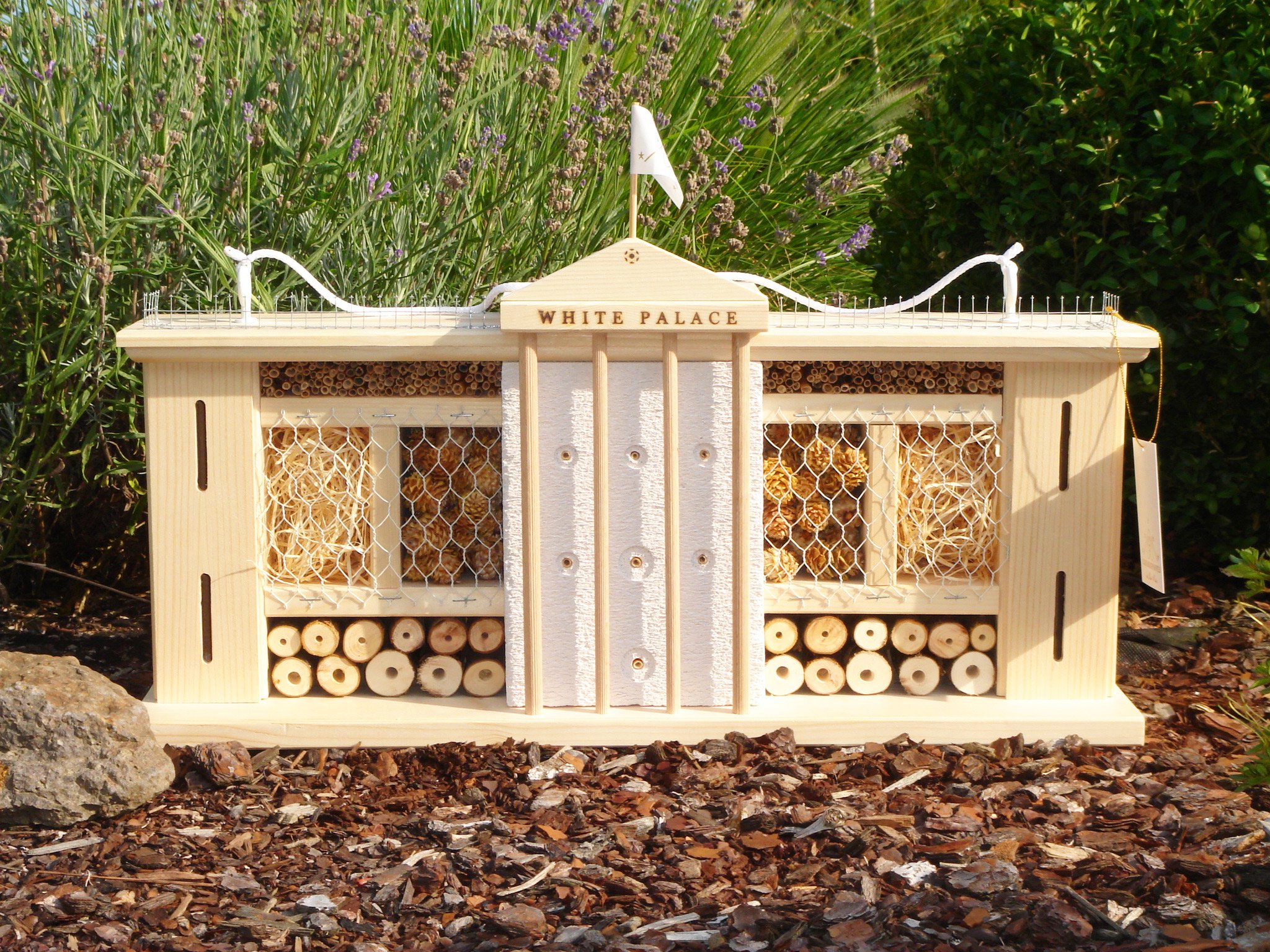LUXUS-INSEKTENHOTELS 22634e "Weißer Palast" - Design Wildbienenhaus aus unbehandeltem Holz - hochwertige Nisthilfe für solitäre Wildbienen - Insekten Nisthöhle als Bausatz - 58 x 12 x 30 cm - Weiß