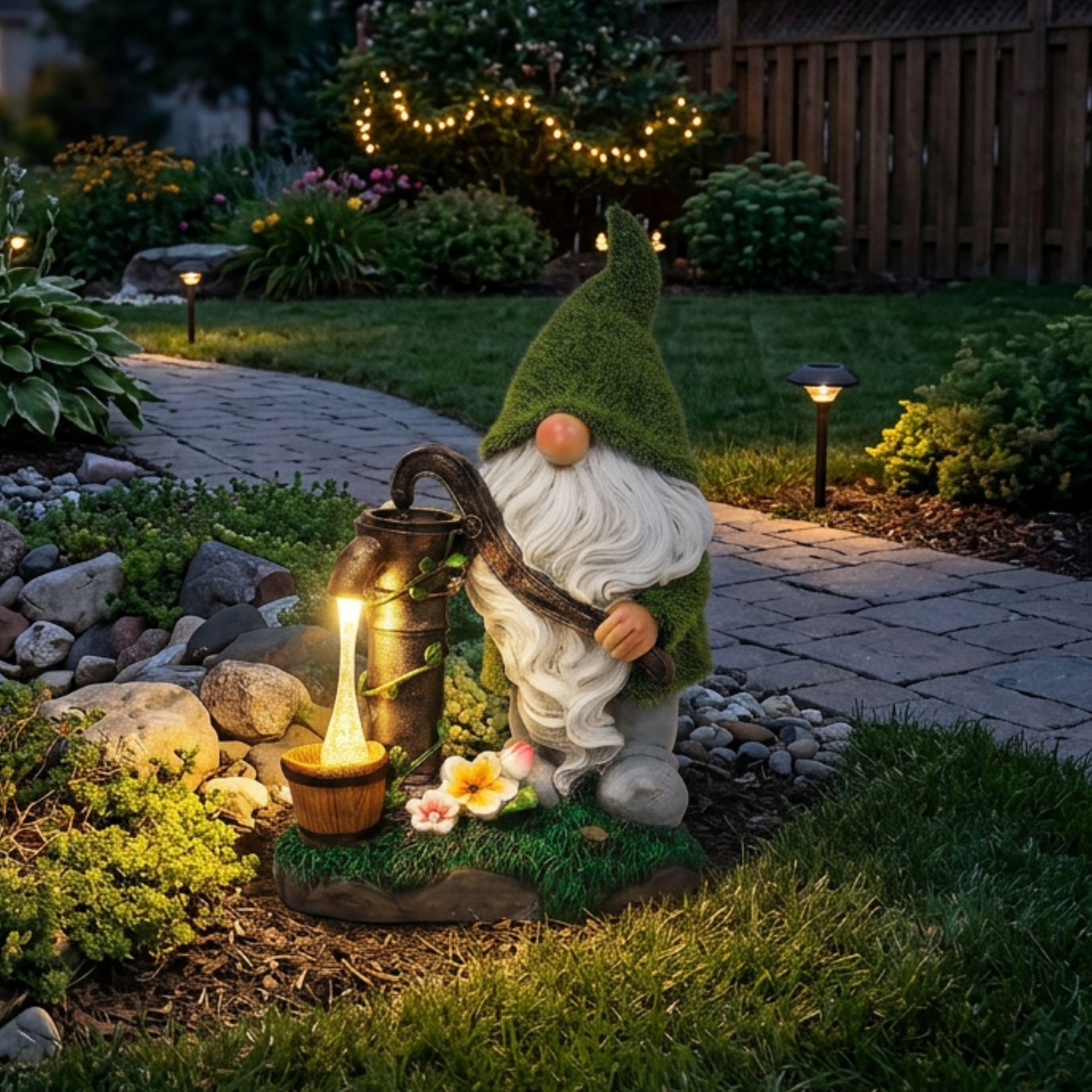 TERESA'S COLLECTIONS Décorations de Jardin Extérieur, Adorables Lutins Verts Pompant l'Eau avec Lumières Solaires, Gnomes en Résine Imperméables, Décorations de Jardin, Cadeaux, Intérieur Extérieur