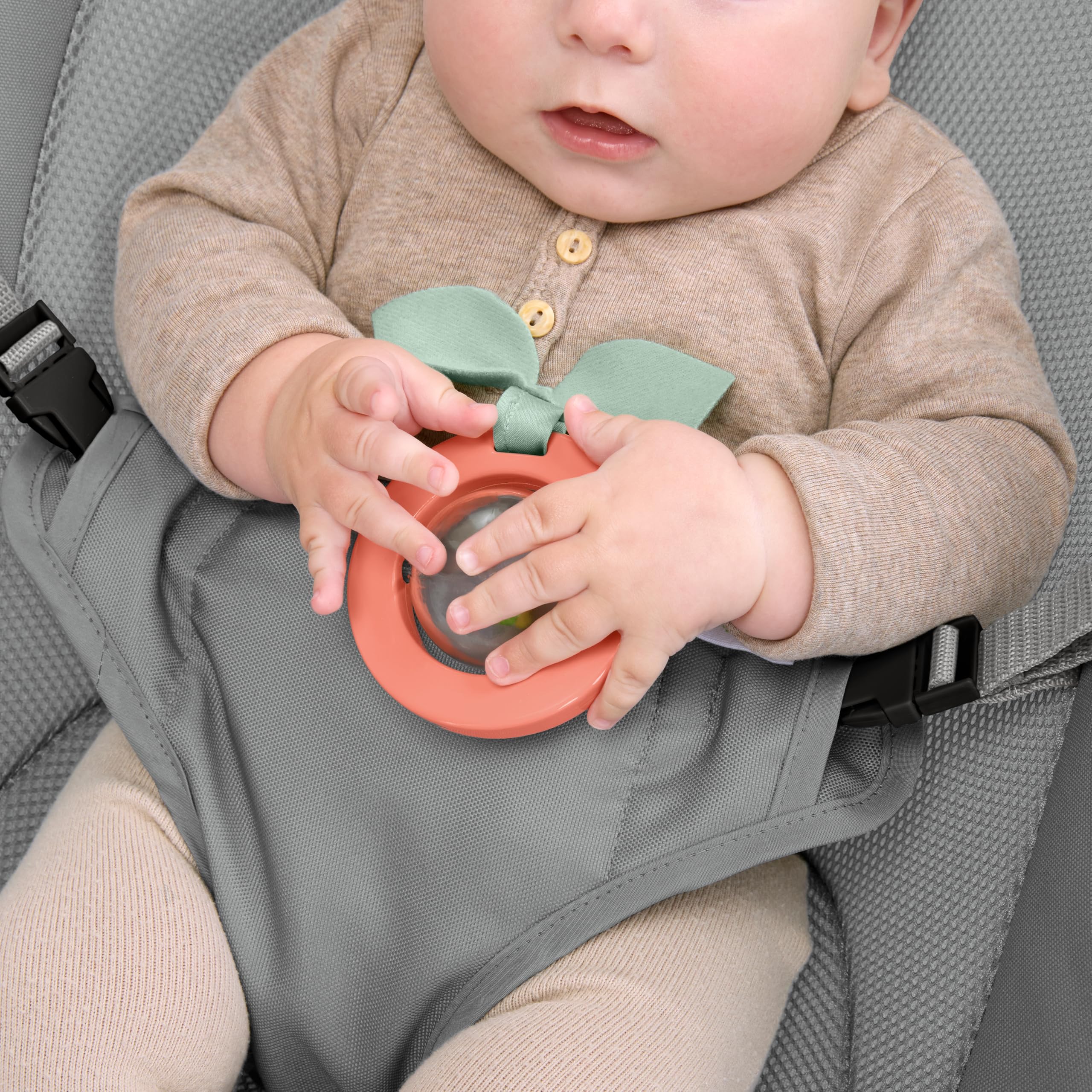 Ingenuity Stow & Go kompakte Falt Babywippe, leichter tragbarer Sitz mit Vibration & Spielzeug, Grau,
