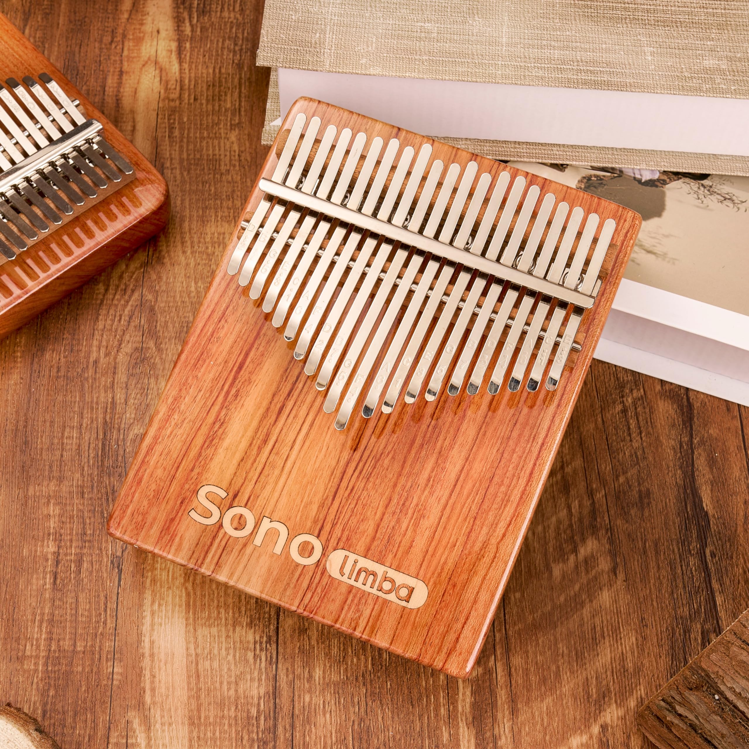 Kalimba – incluso libro di canzoni gratuito + custodia protettiva – pianoforte per pollice/pianoforte a dito/Marimba – C-Dur – facile da suonare – adatto per tutte le età (21 tasti)