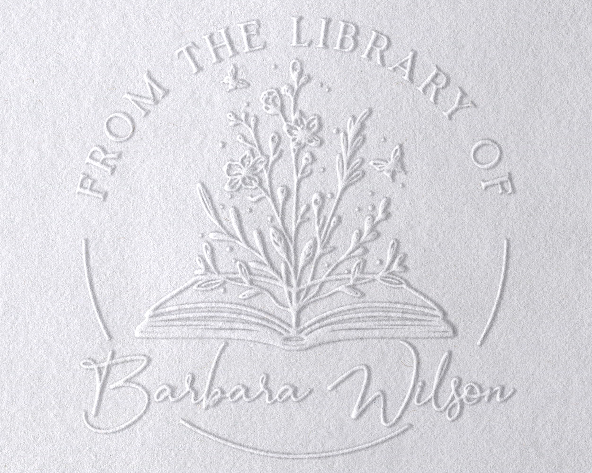 Stamp by Me – Sello para Libros en Relieve Personalizado | Embosador de Libros Ex Libris | Tamaño 10 x 10 cm | Diámetro de 40 mm | 5 Diseños Personalizables con Nombre | Marcador en Seco Elegante