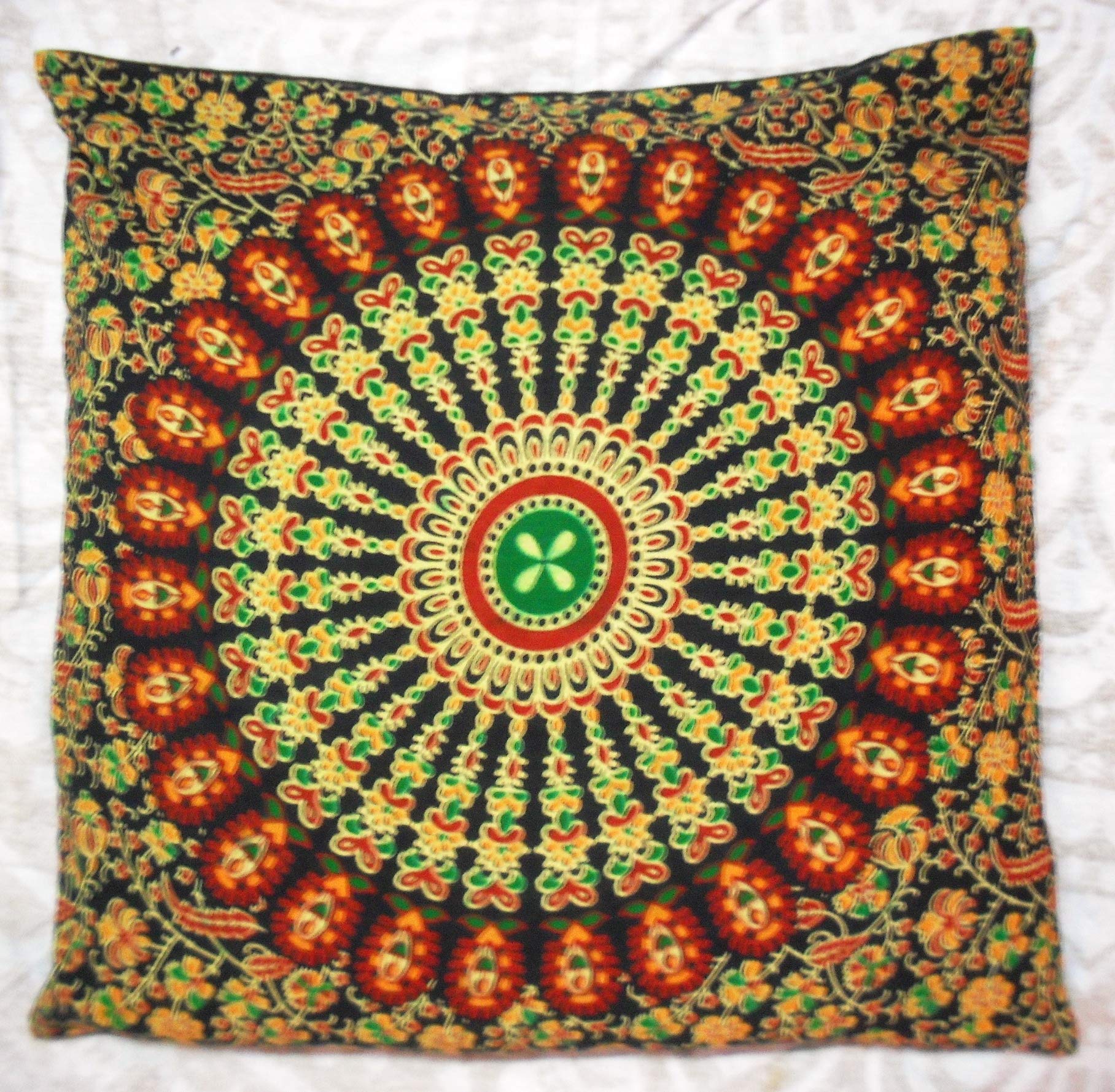 Pouf indien et housse de coussin boho carrée pour une ambiance terrasse cosy