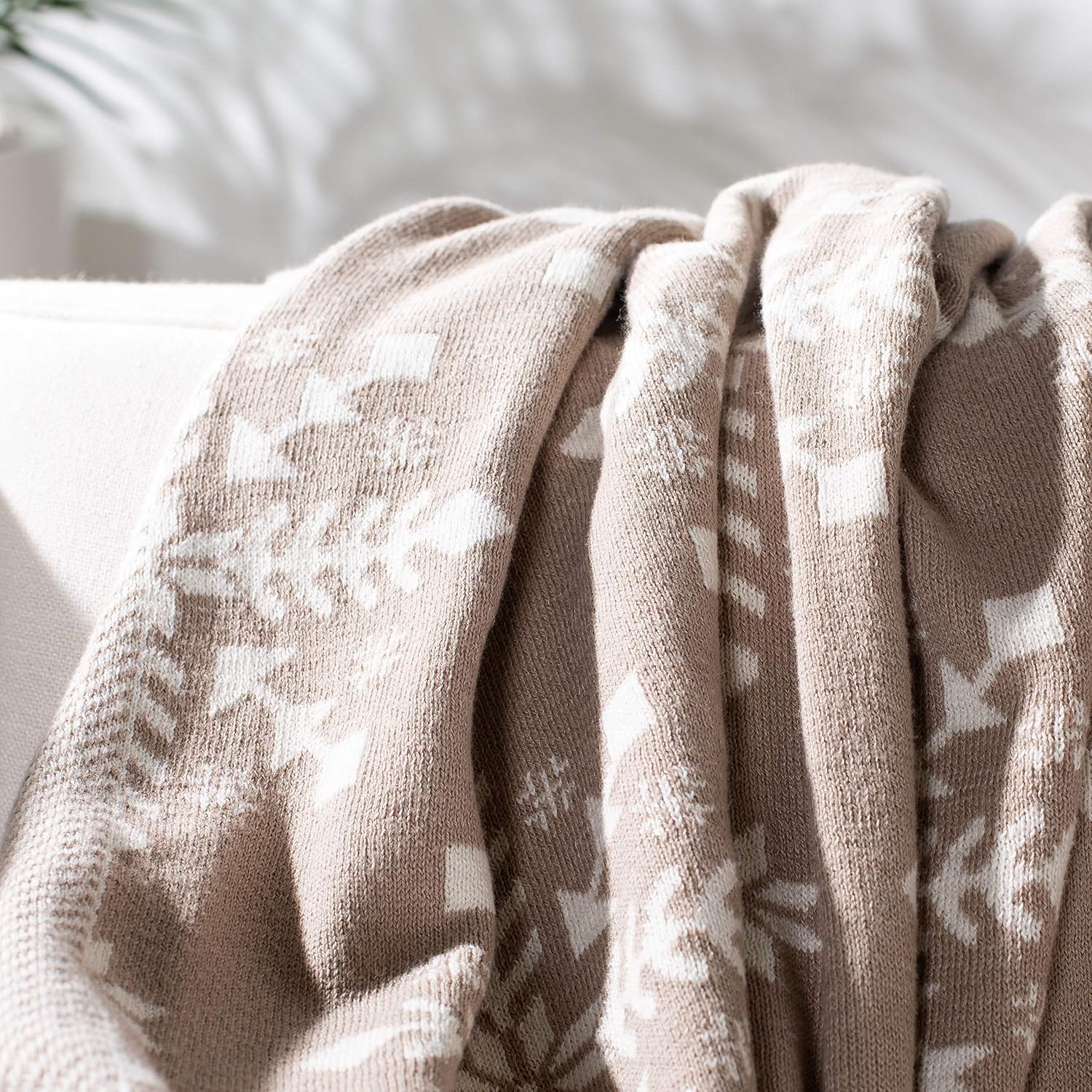 SAFAVIEH Home Rustic Snowflake Stone and Natural Throw Blanket, 50" x 60"
