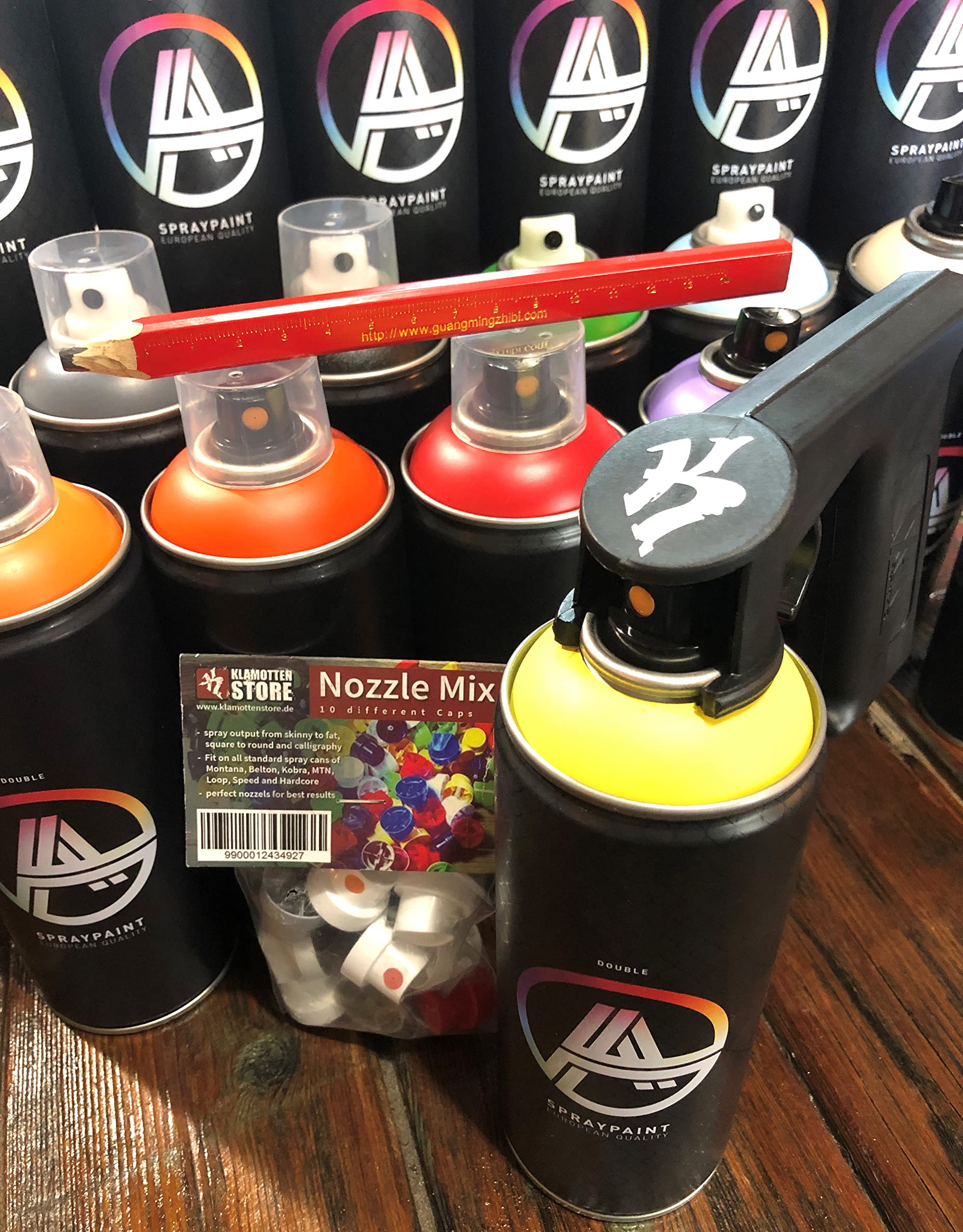KLAMOTTEN STORE Zestaw 18 podwójnych puszek z rozpylaczem – wysoko kryjący lakier w sprayu – szybkoschnący, możliwość natychmiastowego zamalowania, jedwabisty matowy + zapasowe nasadki + ołówek