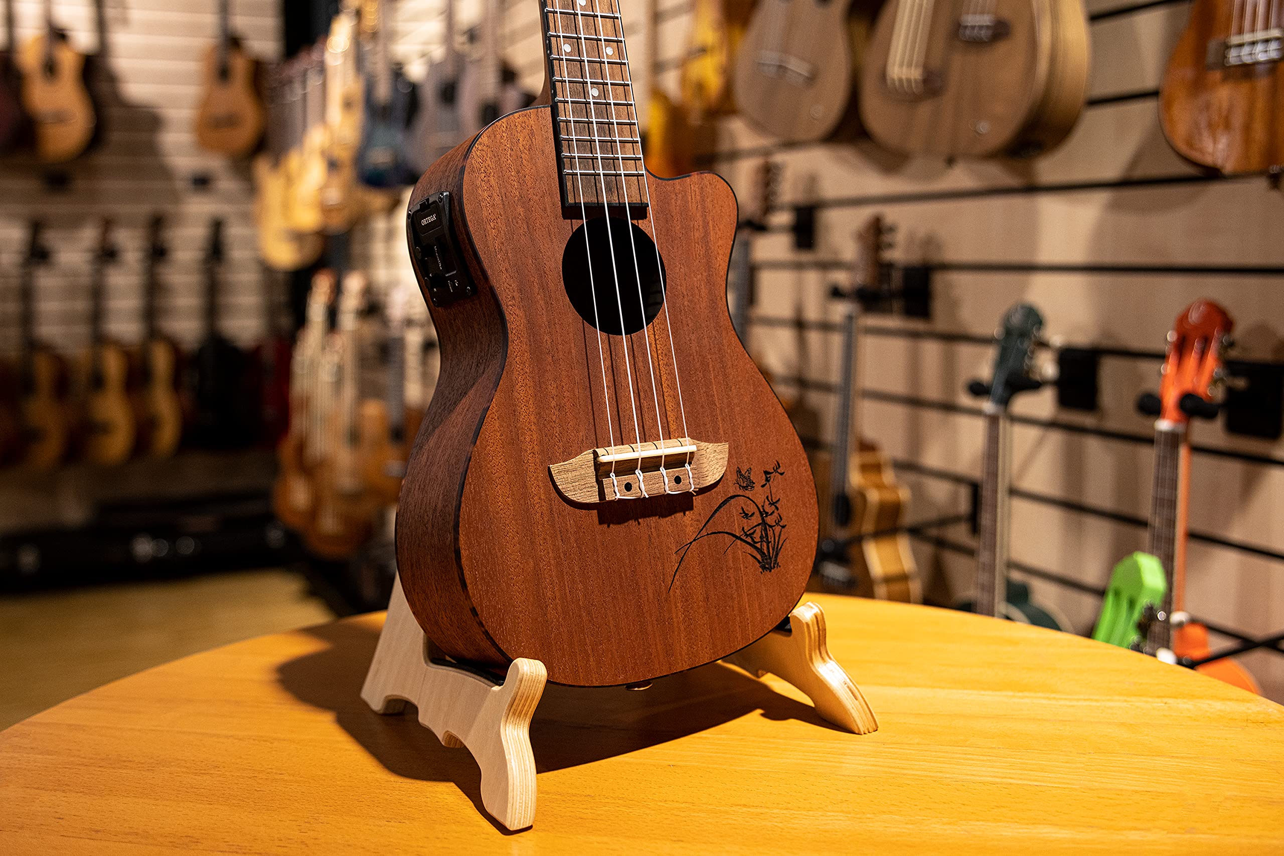 Ortega Guitars Support pour ukulélé en bois – Support pour Ukulélé et Ukebass – Bouleau, Naturel Brillant (OWUS-2)