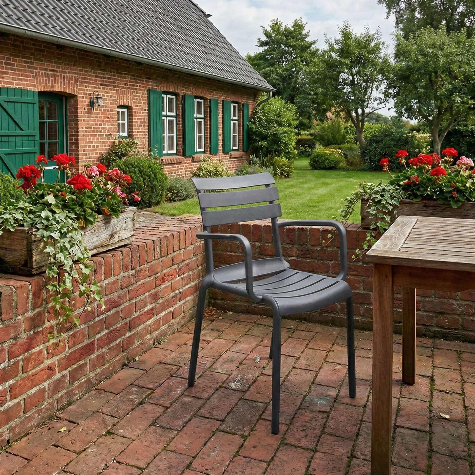 CLP Silla de Jardin apilable con reposabrazos Joliya, Silla de Exterior de Polipropileno Resistente a la Intemperie y a los Rayos UV Color:Gris Oscuro