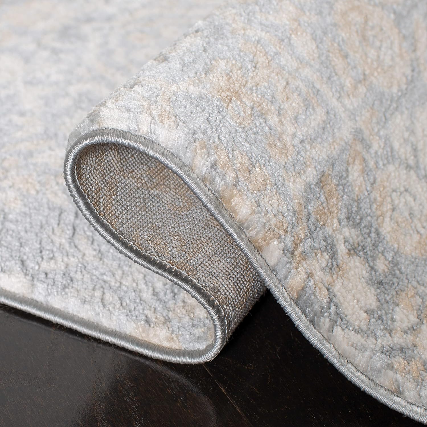 SAFAVIEH Isabella Collection Runner Rug - 2'2" x 7', Silver & Ivory, Medallion Distressed Design, Non-Shedding & Easy Care, Ideal for High Traffic Areas in Living Room, Bedroom (ISA958G)
