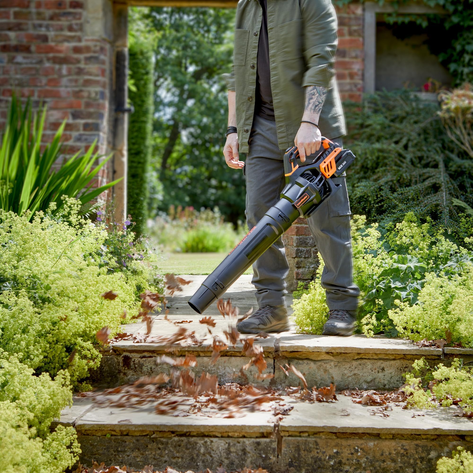 LawnMaster Soplador Hojas a batería 24V MX con Modo Turbo | Inalámbrico, batería 4Ah con cargador, flujo de aire potente, control crucero y tubo soplador desmontable, garantía 2 años