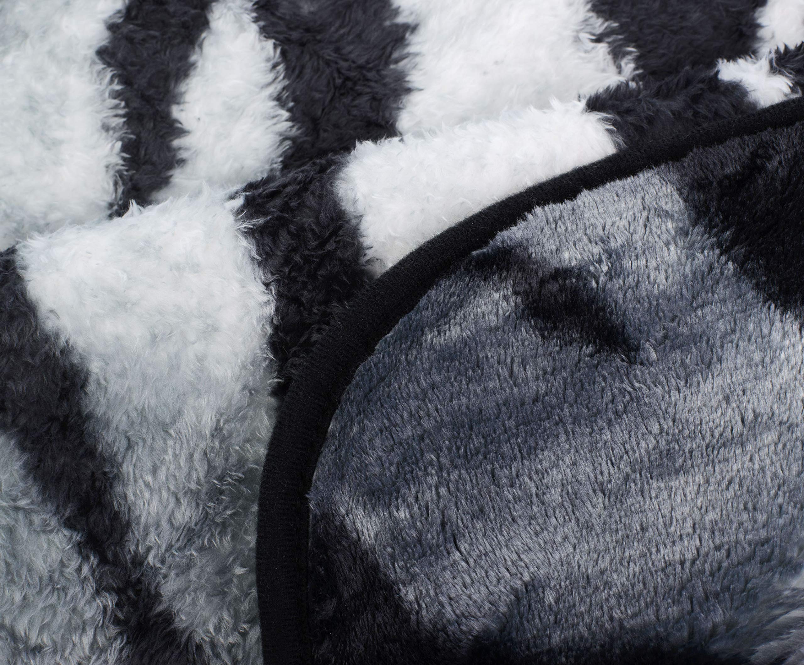Gözze - Erstklassige Kuscheldecke, Cashmere Feeling, Hohes Stoffgewicht 500 g/m², 150 x 200 cm - Sibirischer Schneetiger, Silber