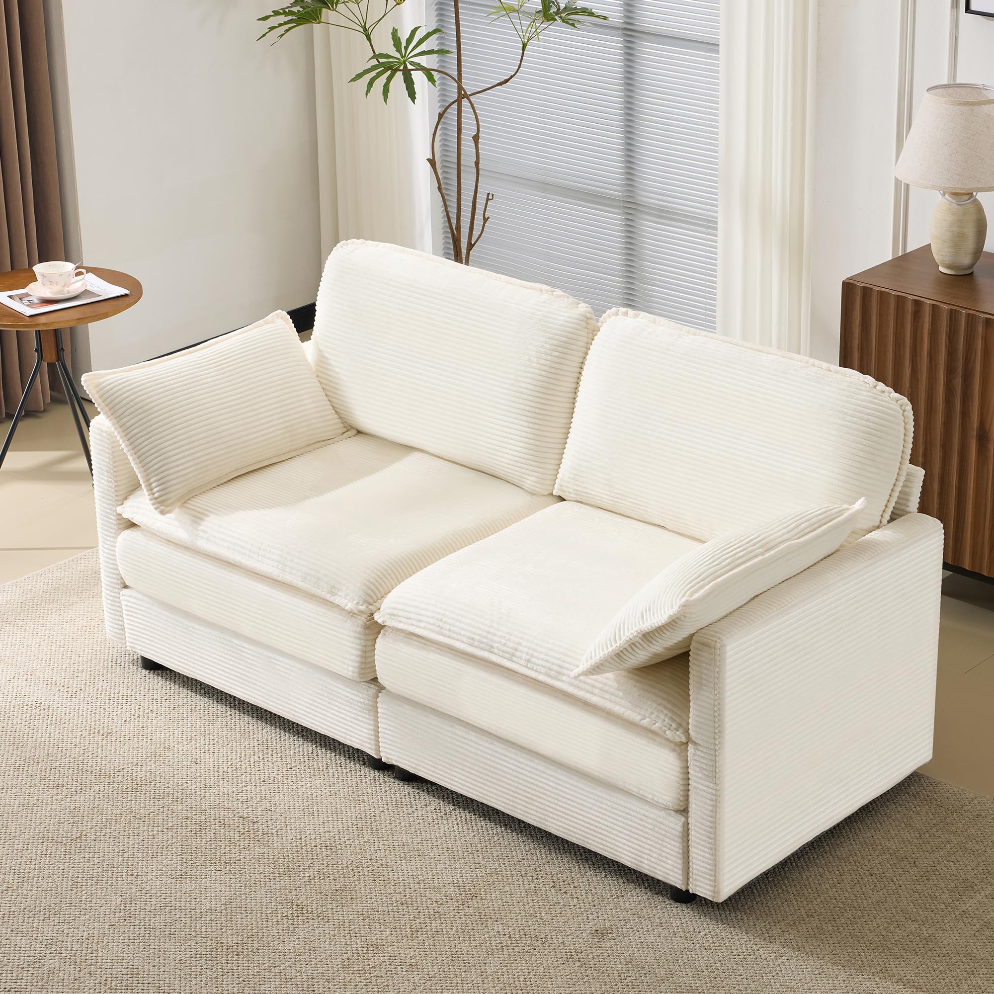 Sofa 2-osobowa ze sztruksu, drewniane nogi, biała, minimalistyczna