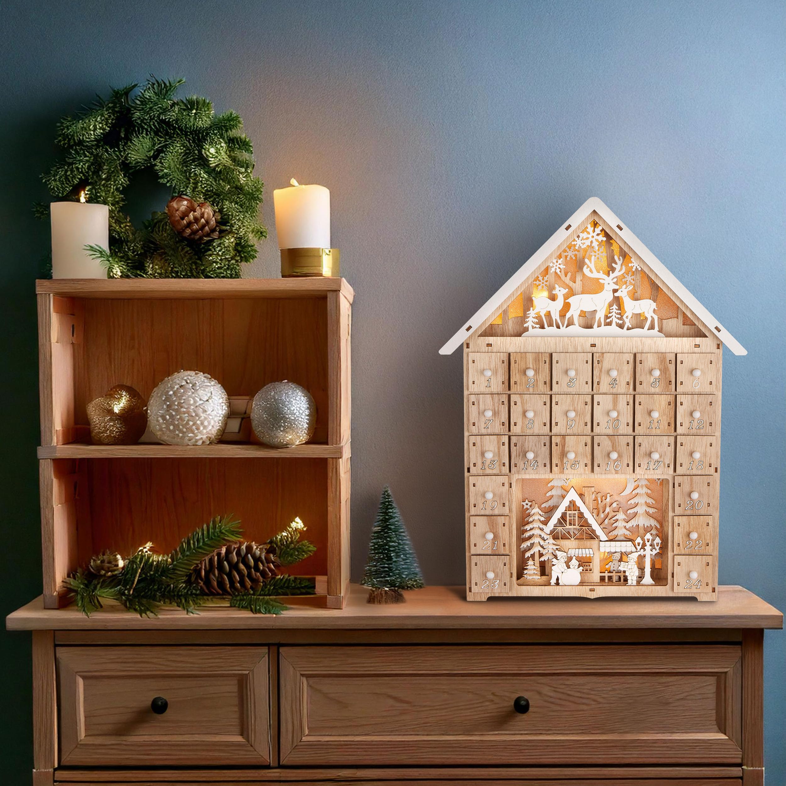 BRUBAKER Adventskalender zum Befüllen - Weihnachtshaus 2026 | Weihnachtskalender aus Holz mit LED Beleuchtung - Rentiere im Wald, Schnee Dorf mit Kindern - 40 cm Haus Kalender Beleuchtet