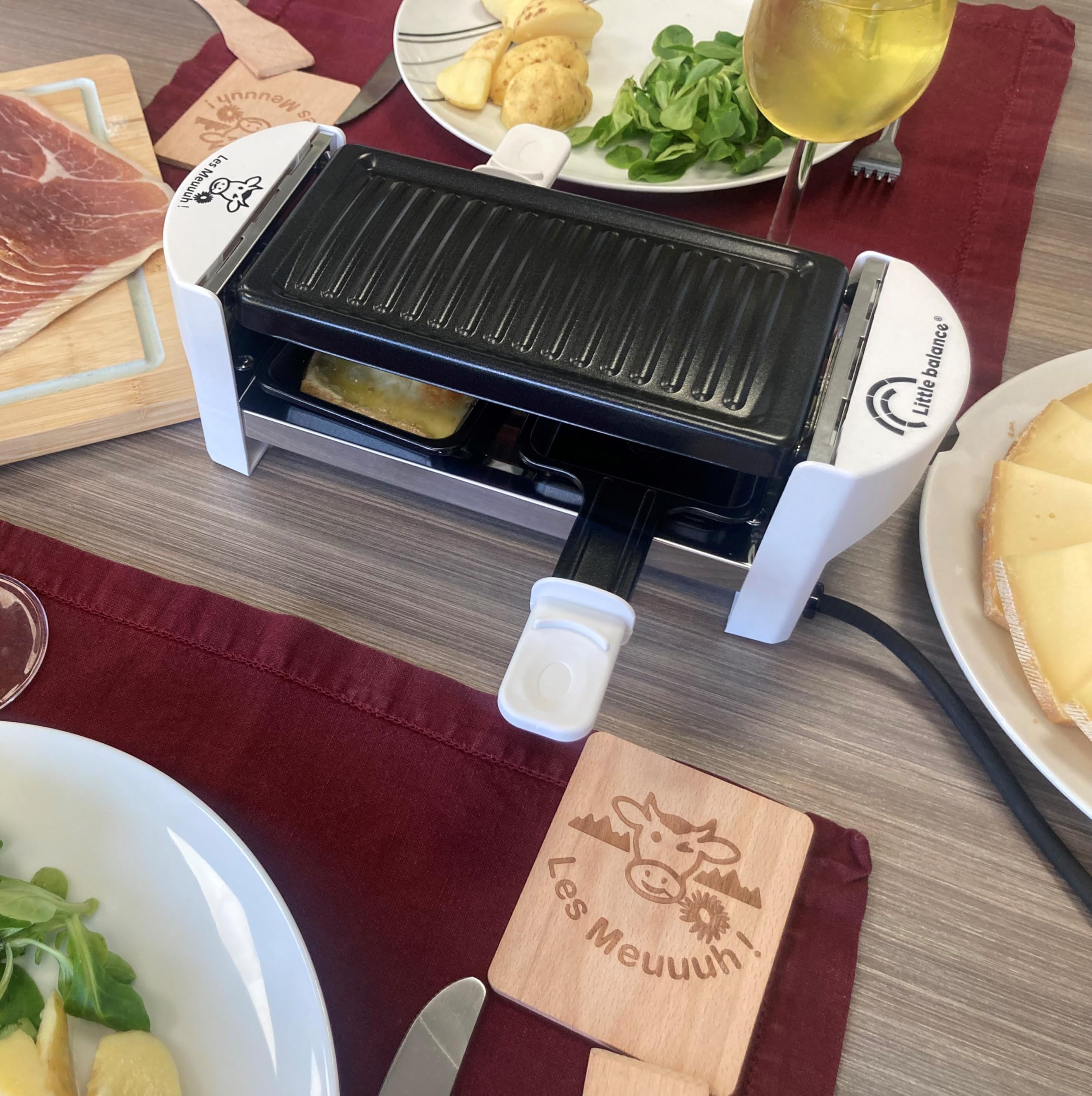 LITTLE BALANCE 8615 Raschietto Per Raclette Meuuuh! 1/2 Persone - 320W Con 2 Padelle Antiaderenti E Spatole In Legno, Design Simpatico