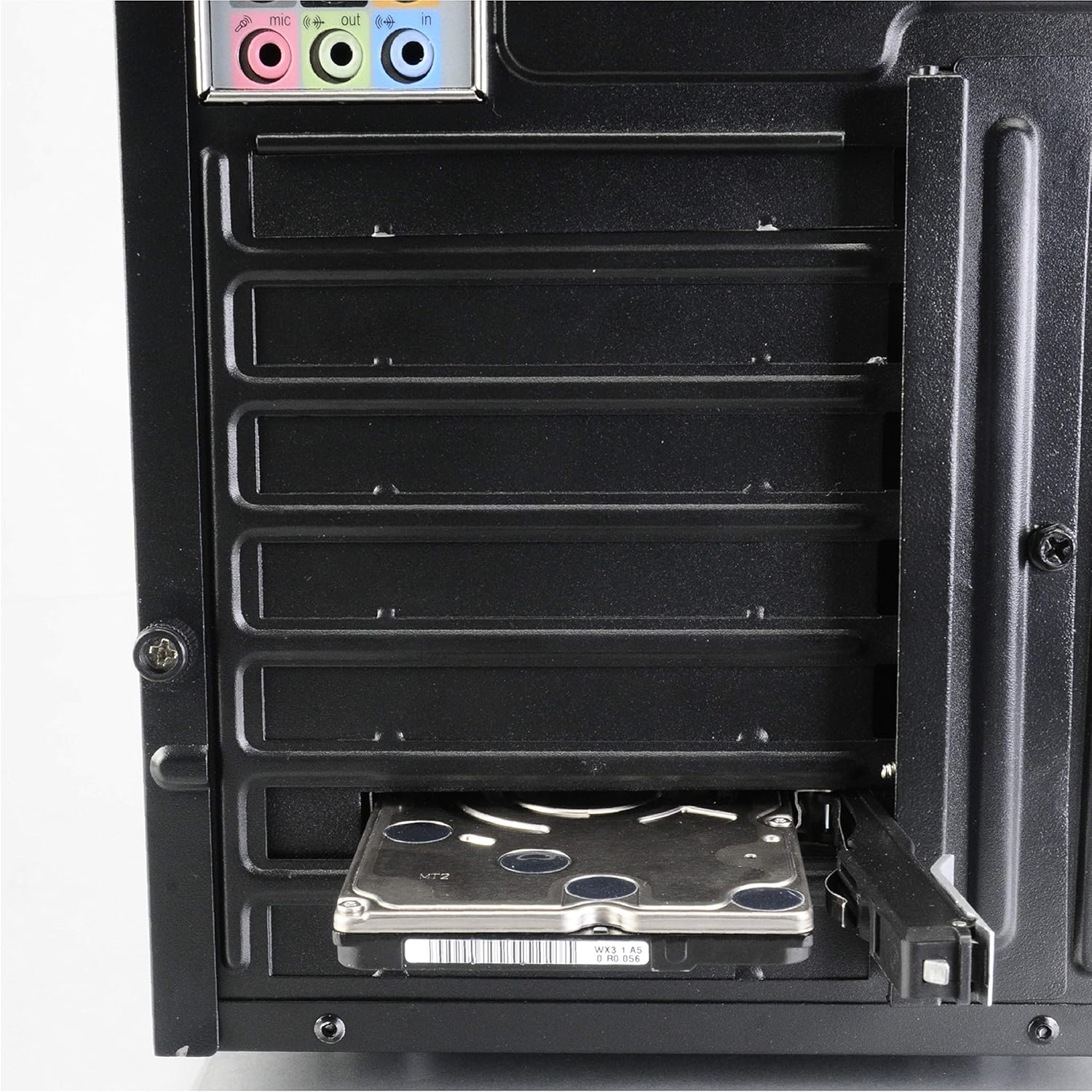 Posteriore view of a PC case with a 2.5-inch HDD inserted into the Akasa Lokstor M23
