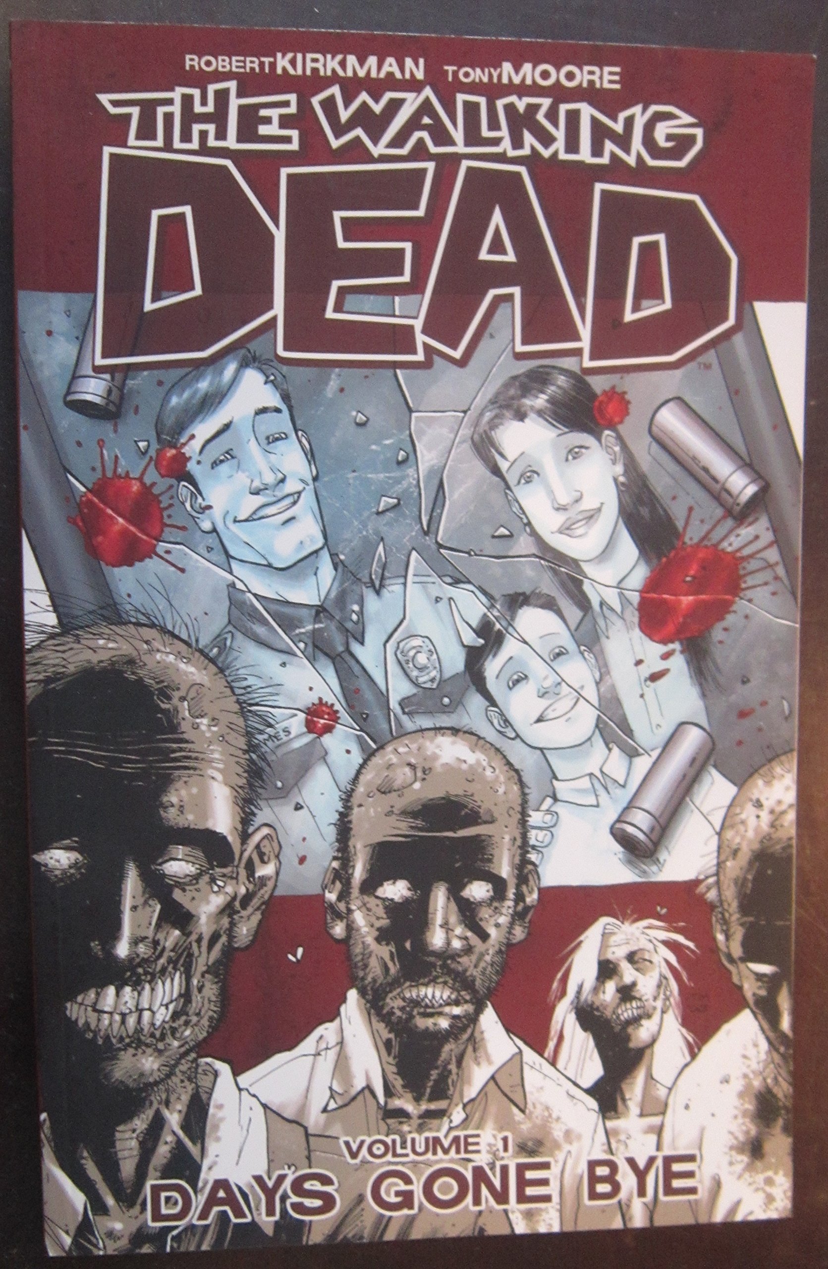 The Walking Dead Volume 1: Days Gone Bye (The Walking Dead, 1)