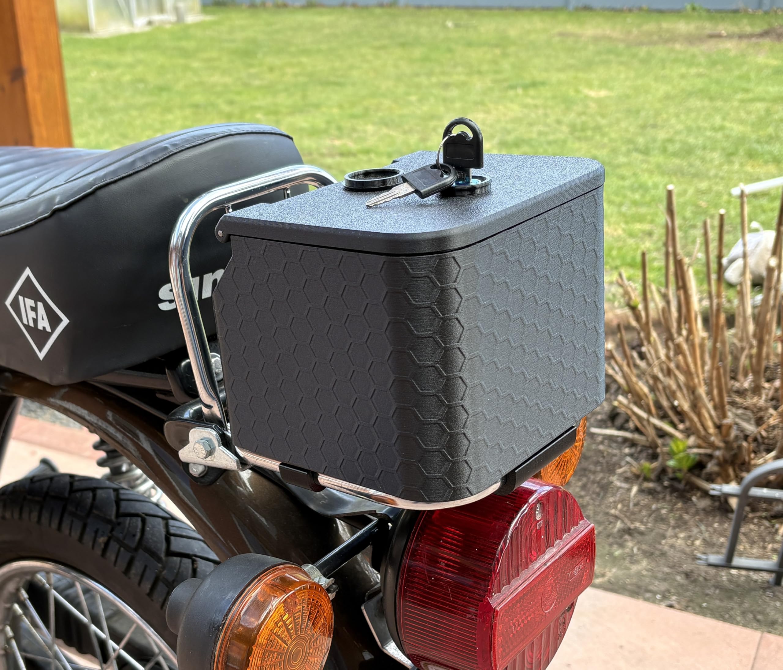 Generisch Simson S51 Werkzeugbox XXL Gepäckträgermontage, Toolbox, Staufach, abschließbar, spritzwasserdicht, kohlefaserverstärkter 3D-Druck in Wabenoptik