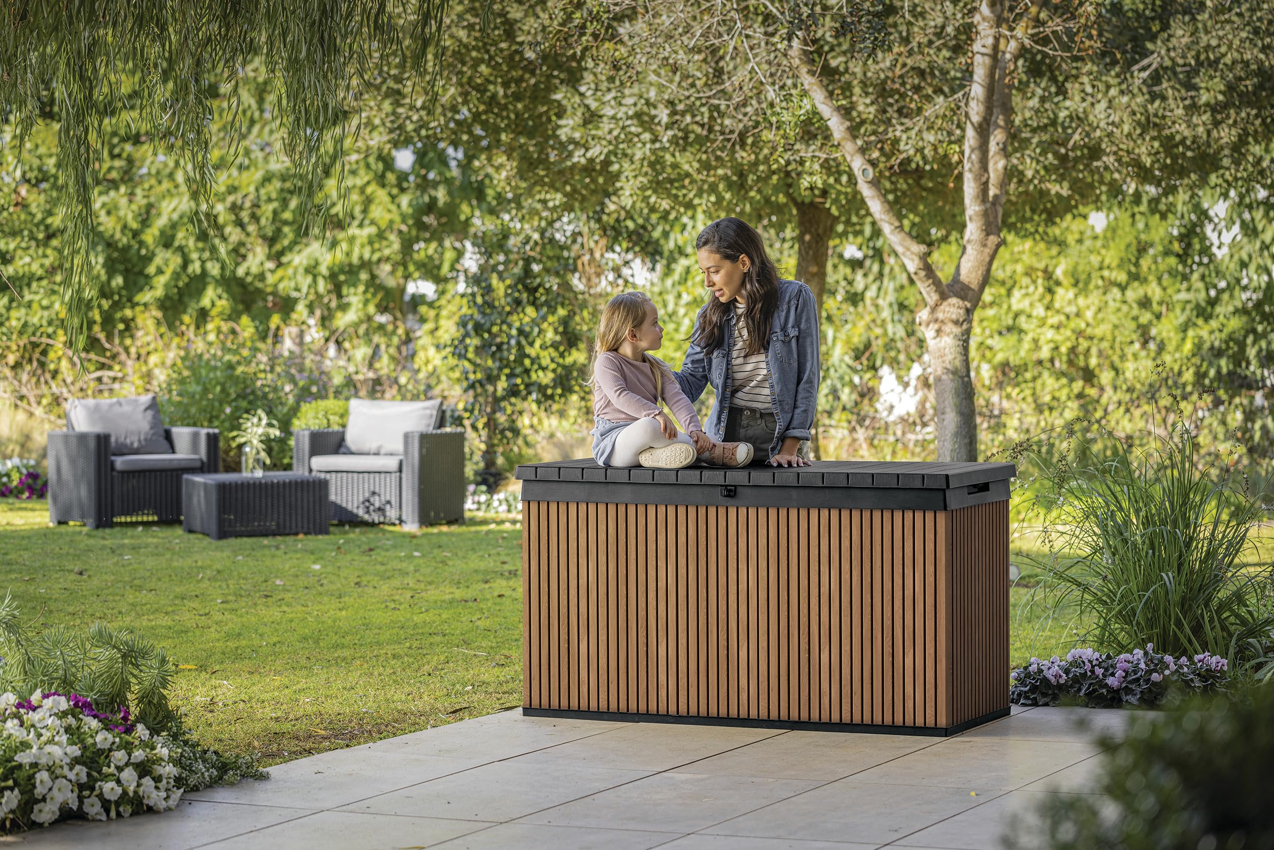 Keter Auflagenbox/Kissenbox 570 Liter l 100% Wasserdicht l mit Belüftung dadurch kein übler Geruch/Schimmel l Moderne Holzdielenoptik l Deckel belastbar bis 300 KG (2 Personen)