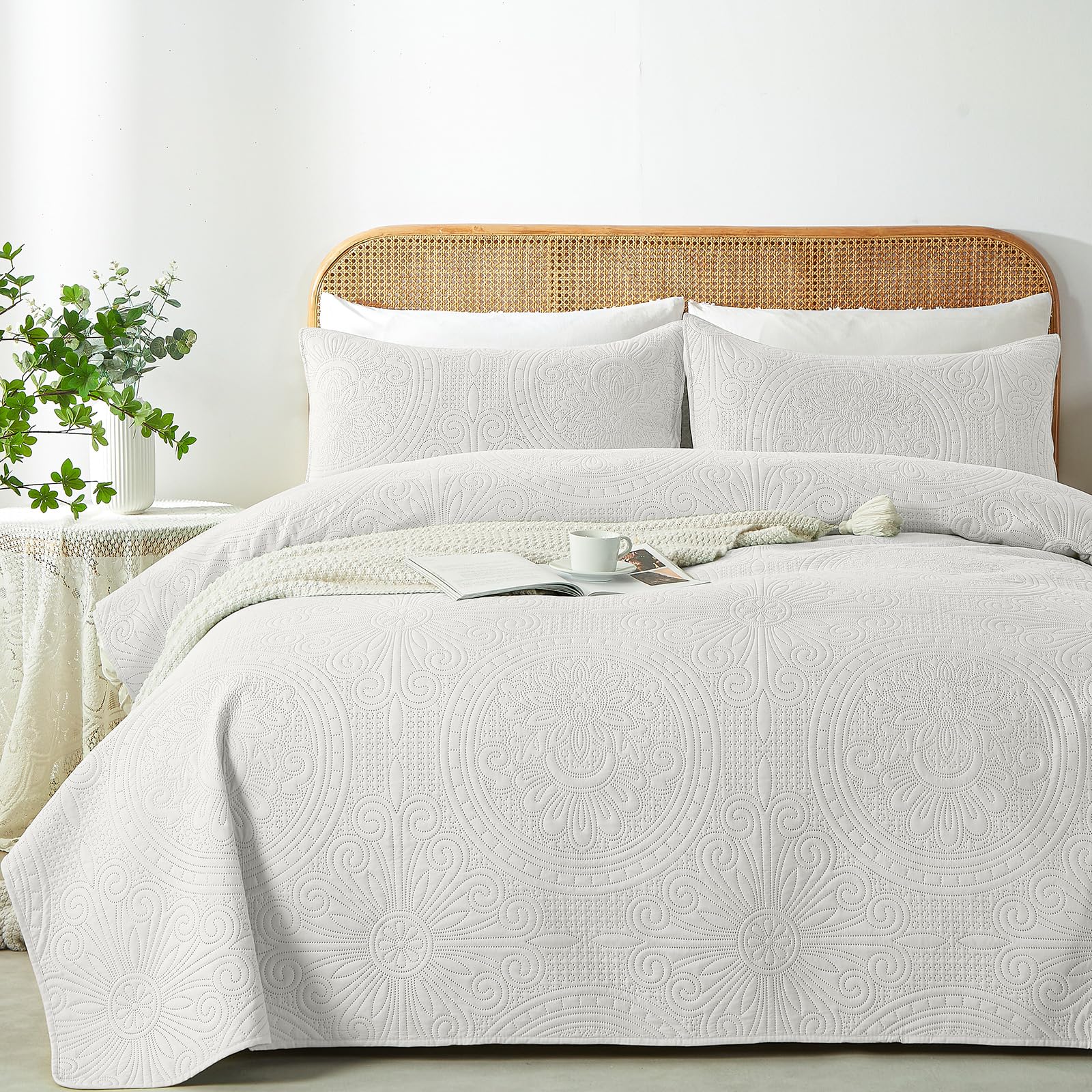 WURUIBO King/Cal King Quilt Set White,Ultrasonic Embossed Bedspread, Lightweight Microfiber Coverlet, Modern Thin Bedding Set for All Season, 3 Piece(1 Quilt,2 Pillow Shams)