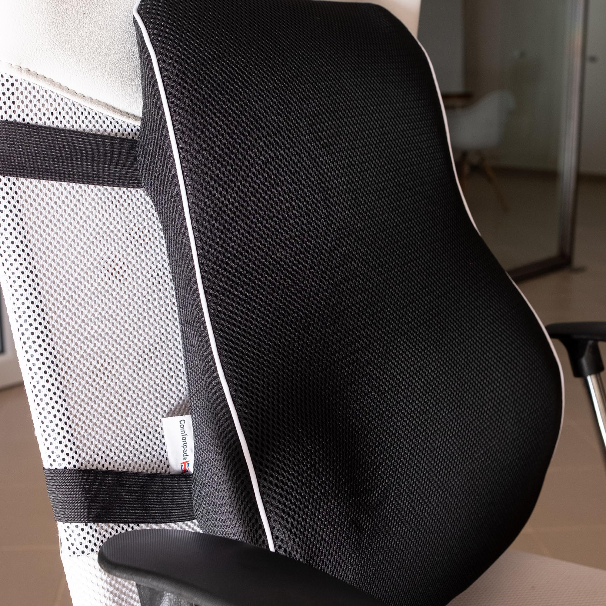 Comfortpad - Cojín de apoyo lumbar | Espuma viscoelástica para aliviar el dolor de espalda | Soporte ergonómico de espalda completa | Para silla de oficina, coche y hogar | Cubierta de malla