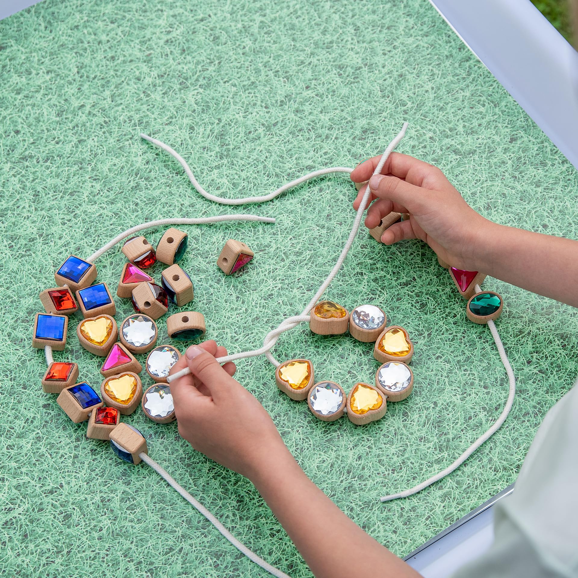 tickit Shape Lacing Jewels, FSC® - Juego de cuentas de madera para enhebrar