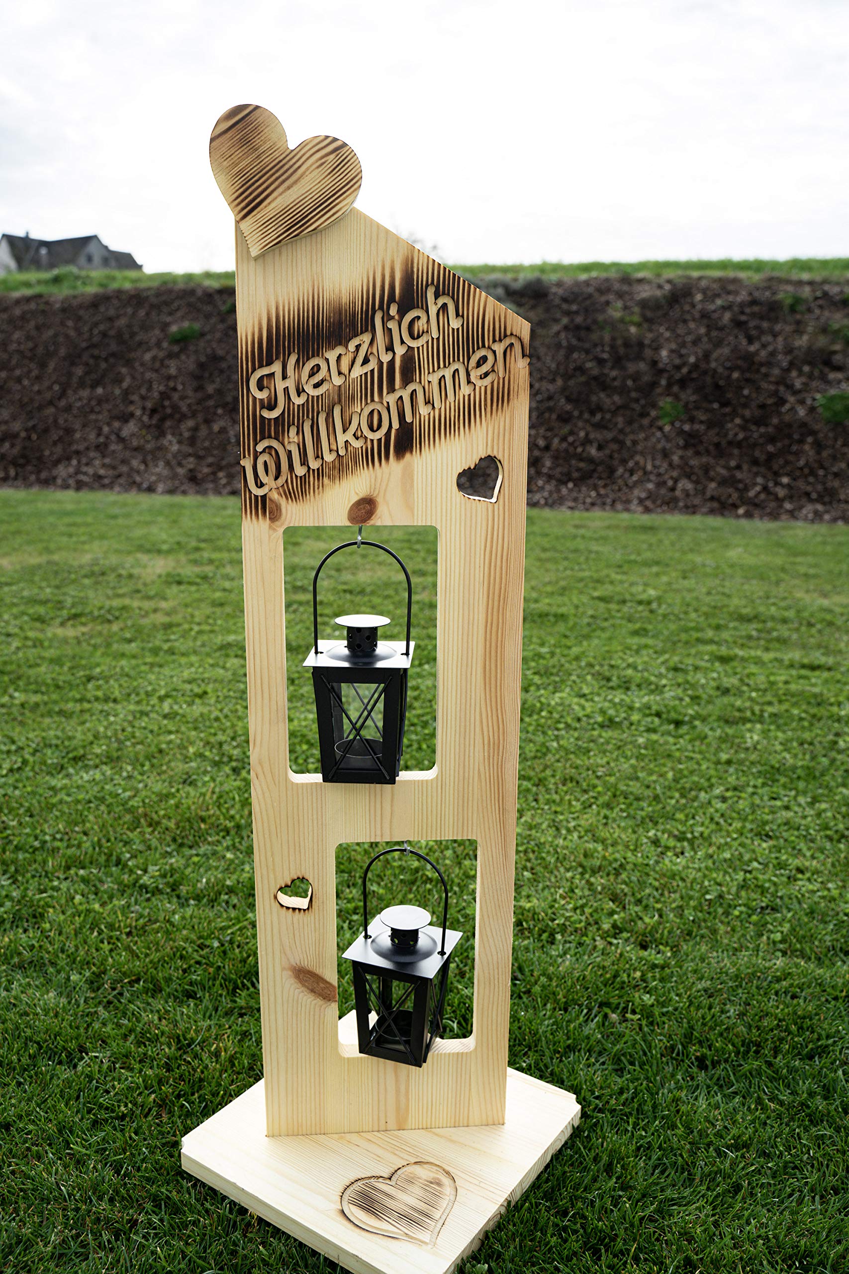 Deko Schild geflammt Herzlich Willkommen NR20 mit 2X Teelichthalter - Geflammtes Herzlich Willkommen Schild - Türschild Holz Deko, Gartendeko, Türdeko - Lackiert & Wetterfest - 25 x 20 x 79 cm