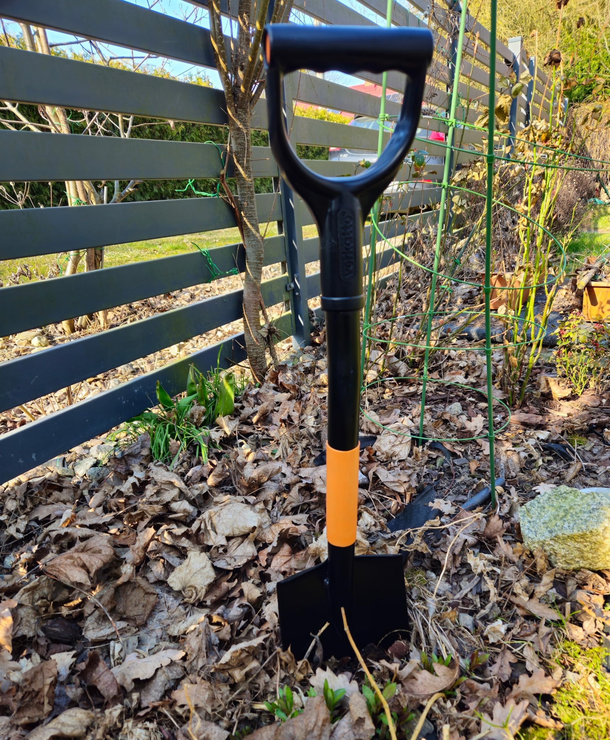 MIVOS Spitz-Spaten aus Gehärtetem Stahl - 75 cm - Mini Feldspaten mit Metall-Stiel und D-Griff - Schaufel - Gärtnerspaten - Kleine Spitzschaufel für Garten- und Bauarbeiten - Made in EU