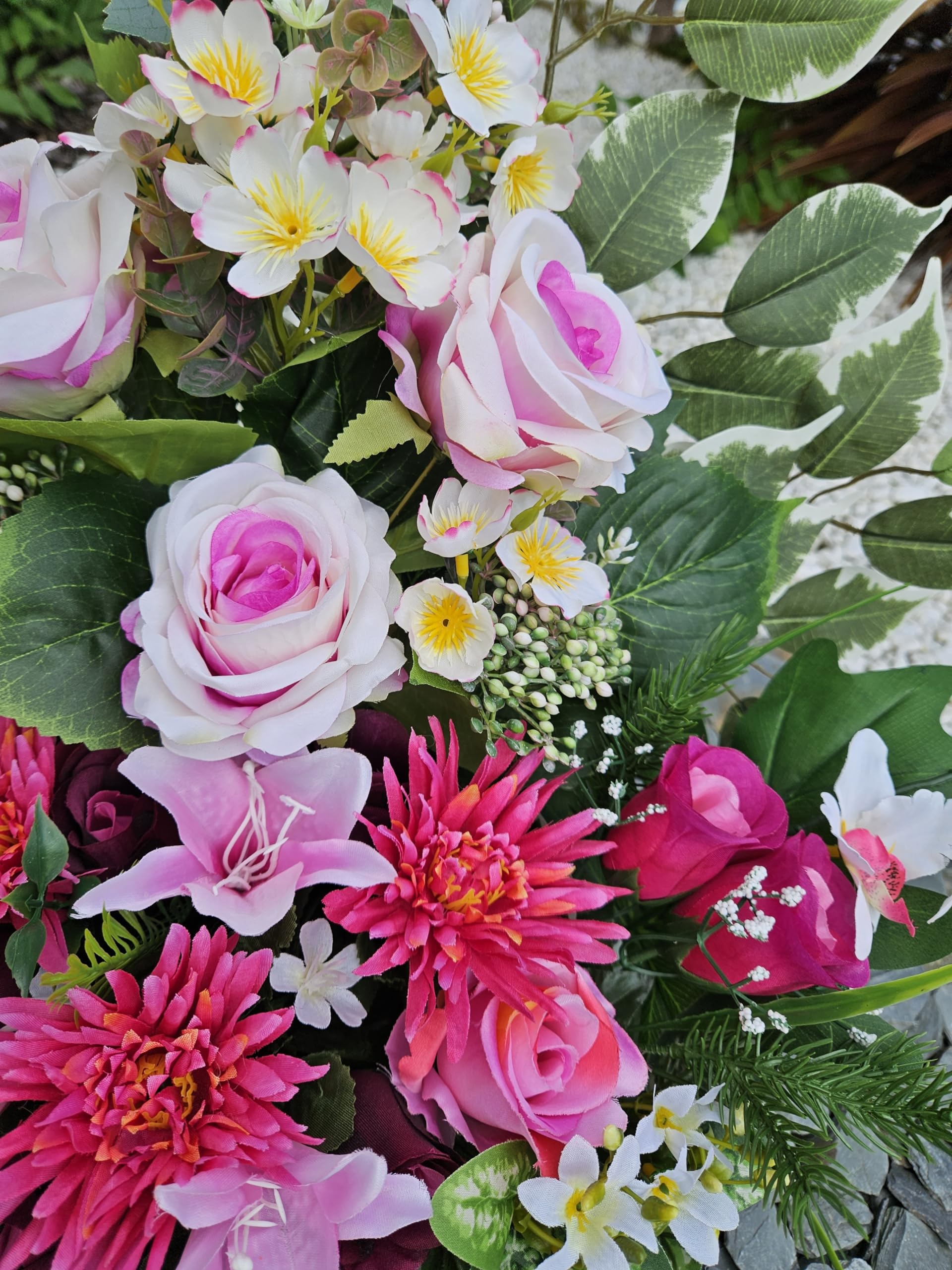 Composition de Fleurs Artificielles en Cône Lesté Ciment pour Une Parfaite Tenue à L extérieur. Réalisé par nos Soins Fleurs de Qualité.