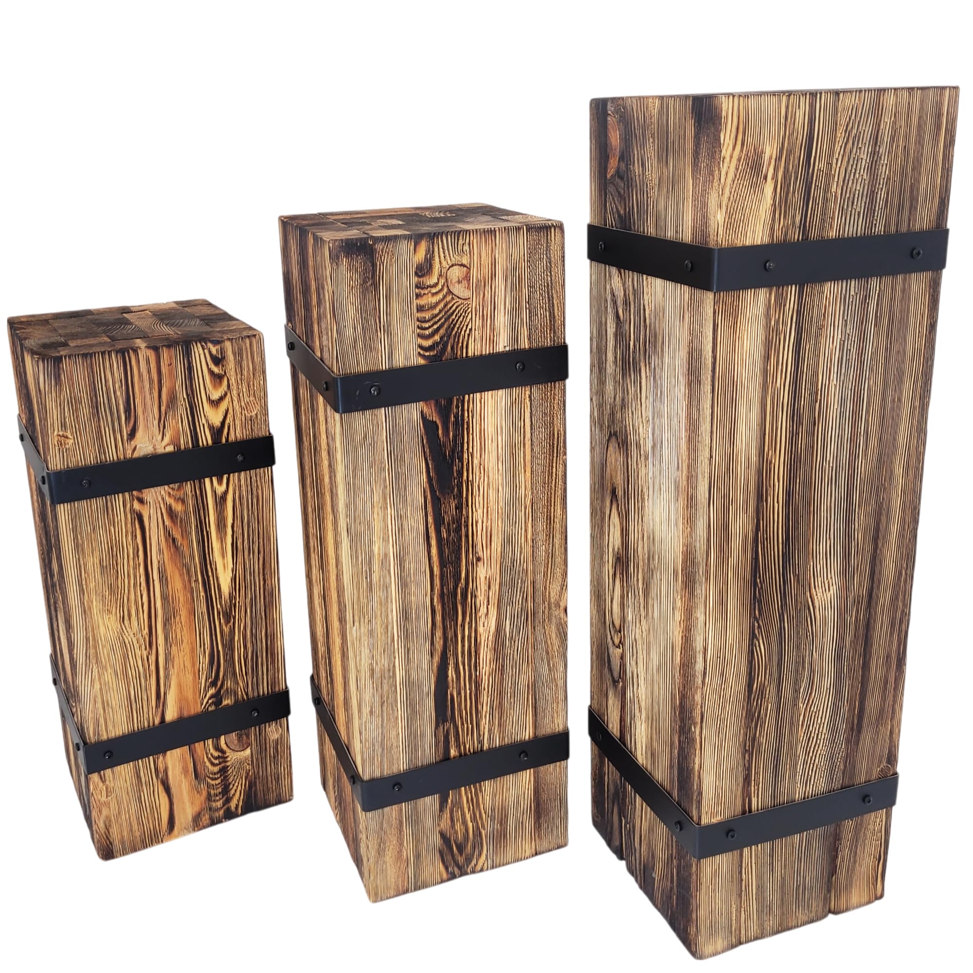 weeco Dekorative Holzsäule Set 3-tlg. – rustikale Sockel, Pflanzenständer und Dekosäulen, massives Kiefernholz, flammenbehandelt, mit Metallringen, 70 cm, 60 cm, 50 cm, 25x25 cm