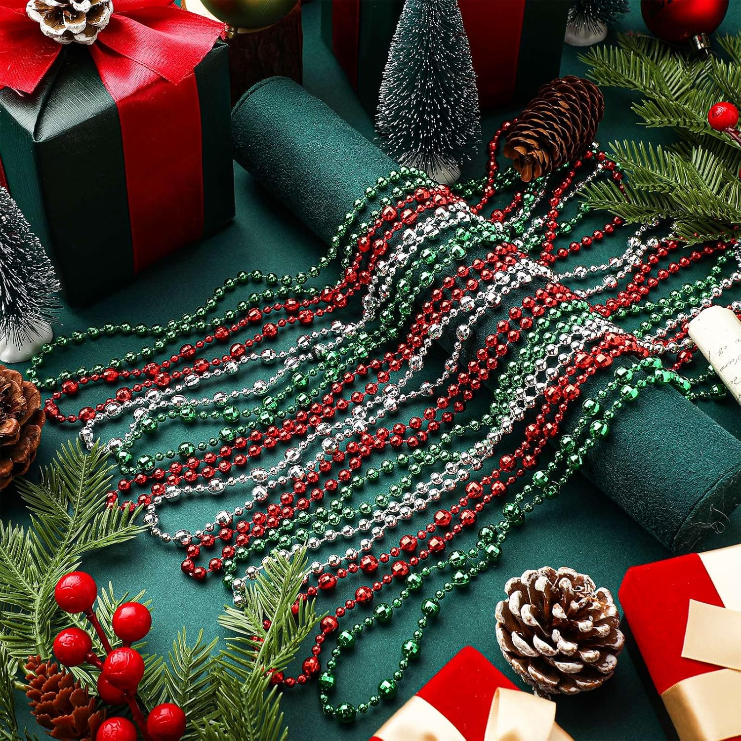 Kigeli 600 Pcs Christmas Bead Necklace Red Green Bead Necklace Stuff Xmas Beaded Necklace Bulk Festival Parade Throw Accessories for Party Favors Decorations