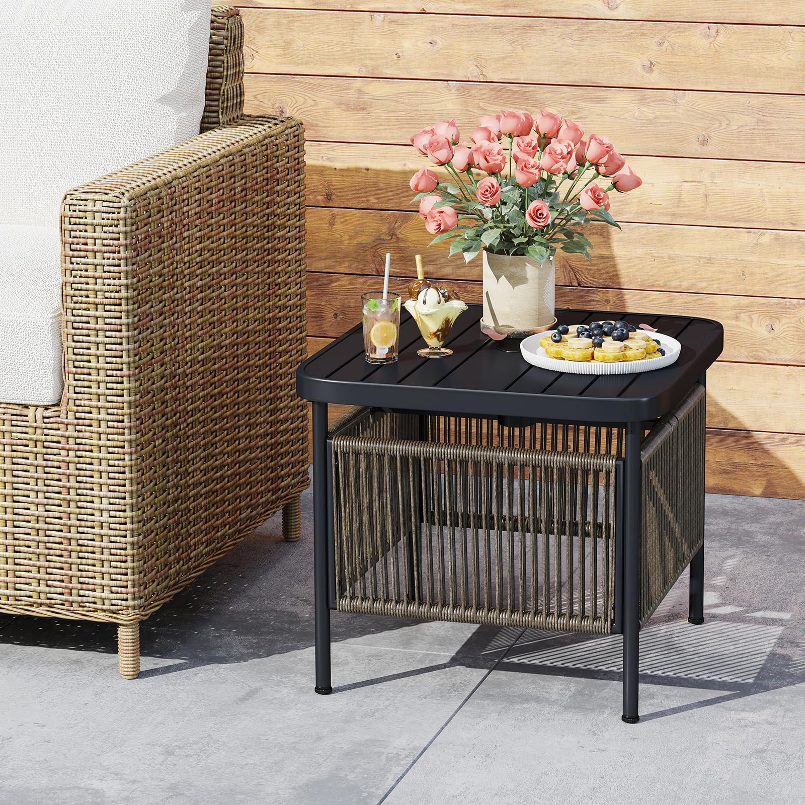 LIFEZEAL Table basse de jardin, petit balcon, extérieur, avec trou pour parasol, 56 x 56 x 49 cm, en rotin PE, métal, avec plateau à barres, pieds réglables, max 50 kg, moderne, peu encombrant, noir