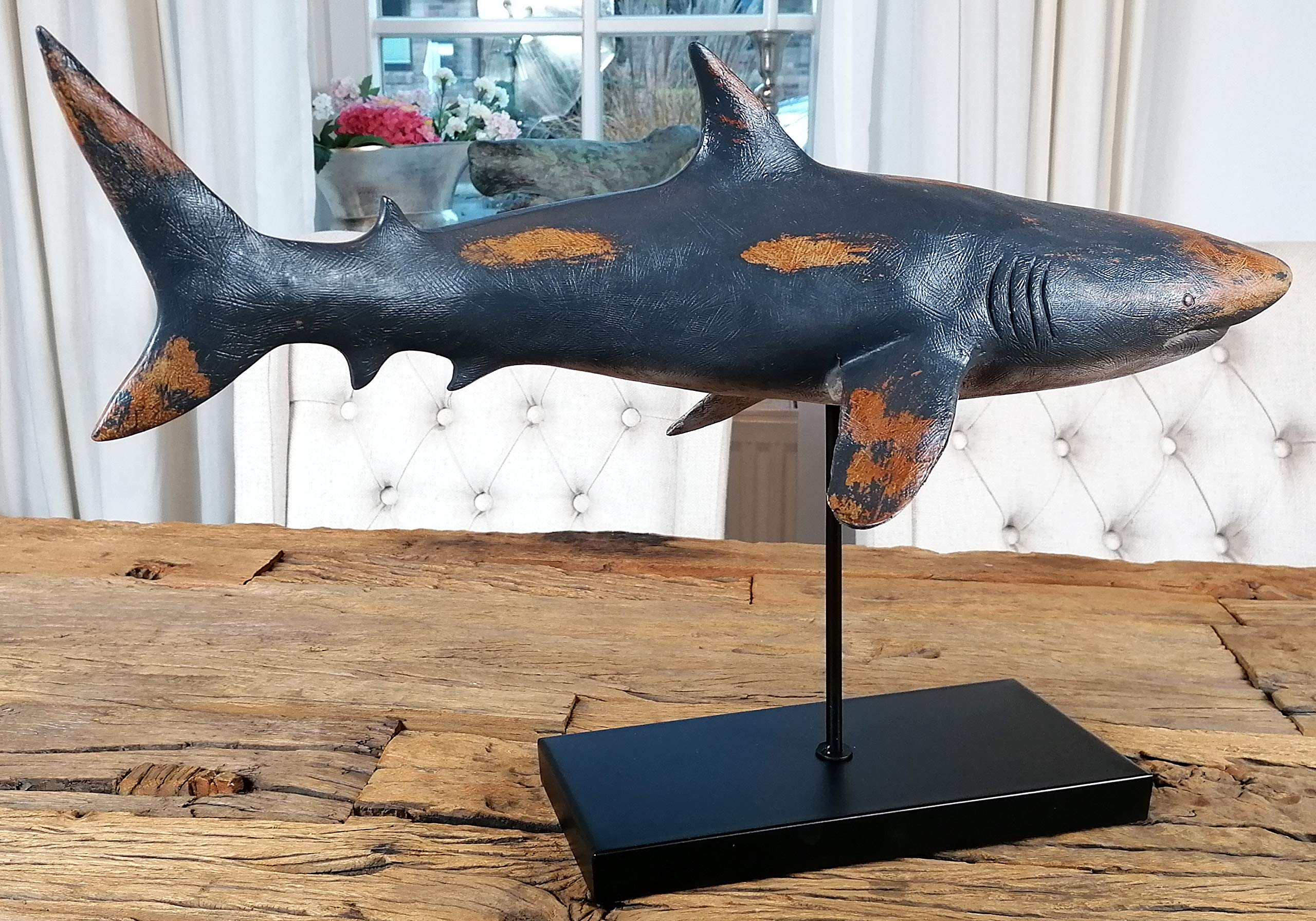 MichaelNoll Hai Haifisch Fisch Dekofigur Statue Skulptur Polyresin Modern - Maritime Deko für Wohnung in Holz-Optik - Dekoration für Wohnzimmer, Schlafzimmer oder Badezimmer - XXL 59x24x38,5 cm