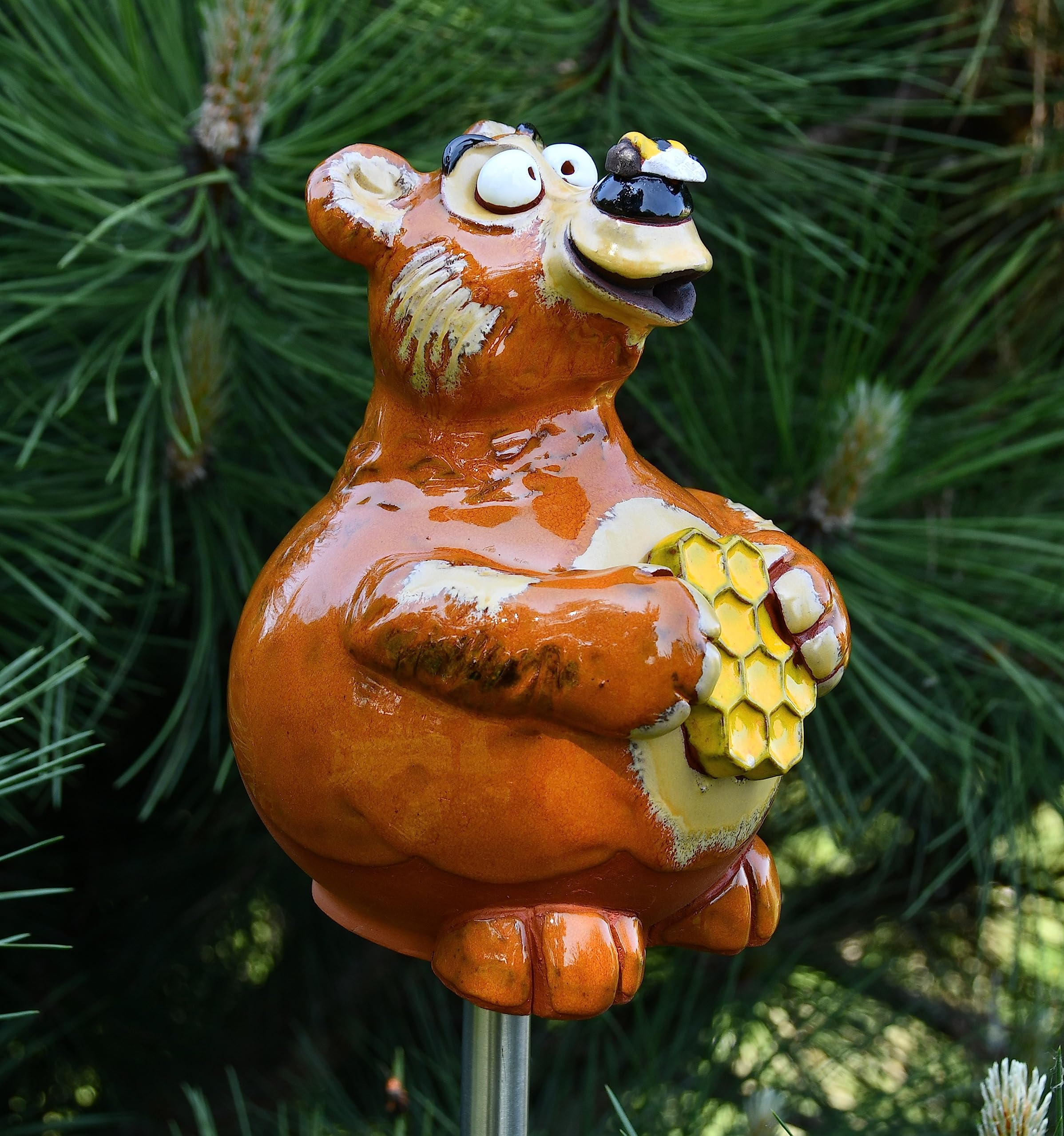 Gartenstecker Keramik Handgefertigt - Gartendeko für Draußen Wetterfest - Garten Deko Keramik - Gartenfiguren & Gartenstatuen - Teddybär mit Honigtopf