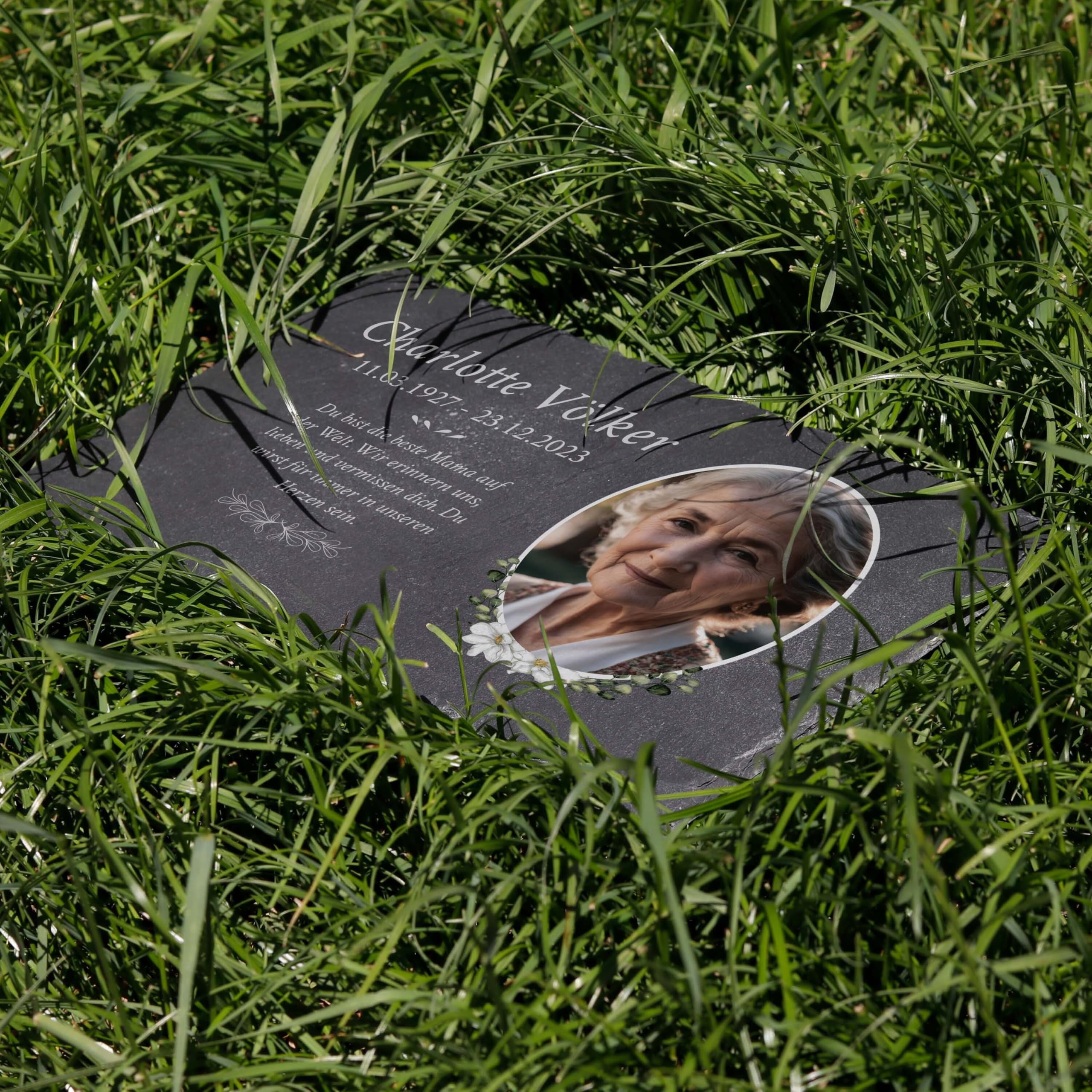 LAUBLUST Personalisierte Grabplatte als Grabschmuck für Menschen mit Wunschtext | Schieferplatte mit Gravur als Grabstein Deko & Grabtafel - Blumen, 3 Größen | Schöne Grabsteine mit Name & Foto