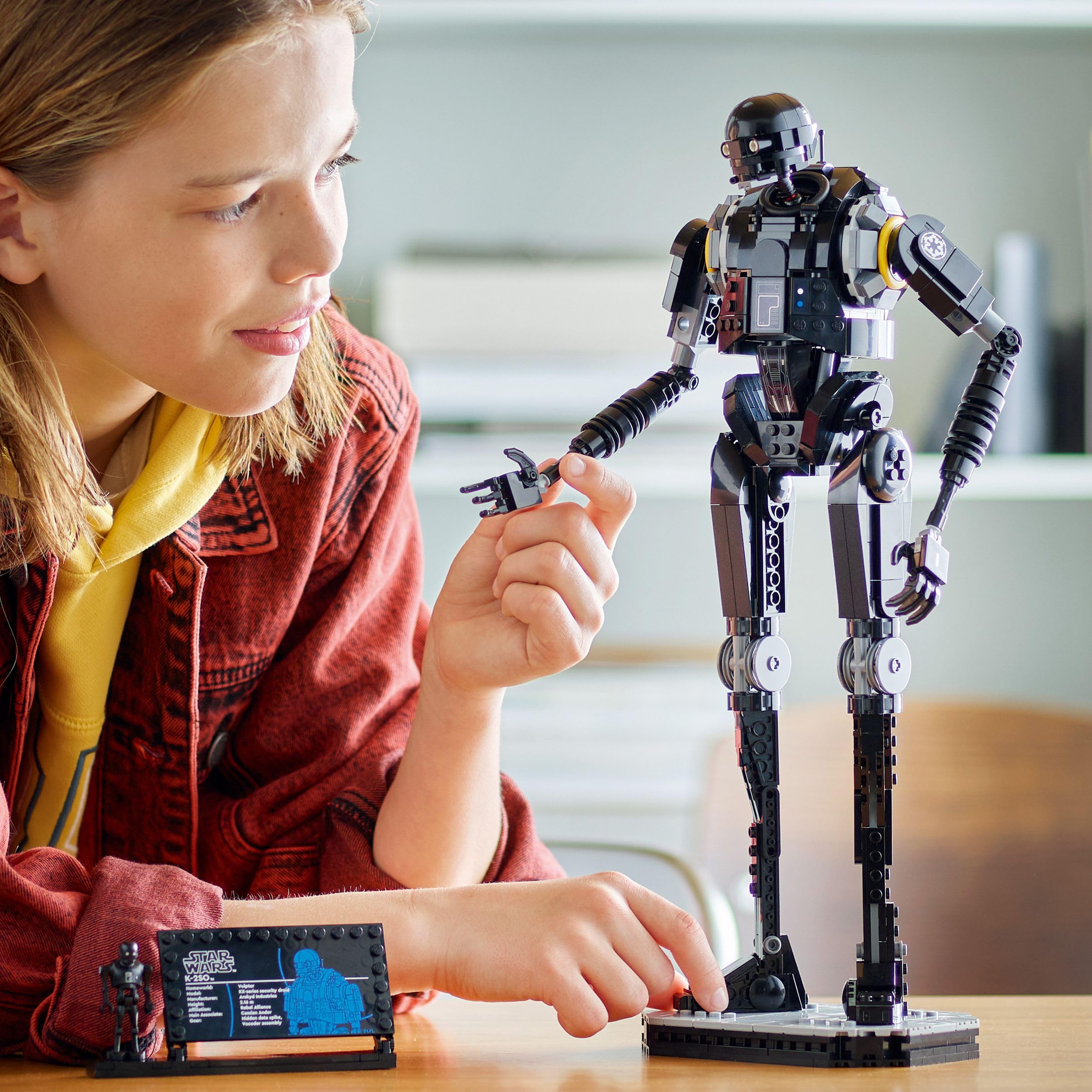LEGO Star Wars 75434 Sicherheitsdroide K-2SO Spielzeug - Figur zum Bauen & Ausstellen, Sammler-Modell mit Infotafel – Geschenk für Jungen, Mädchen ab 10 Jahre und Erwachsene Andor-Fans