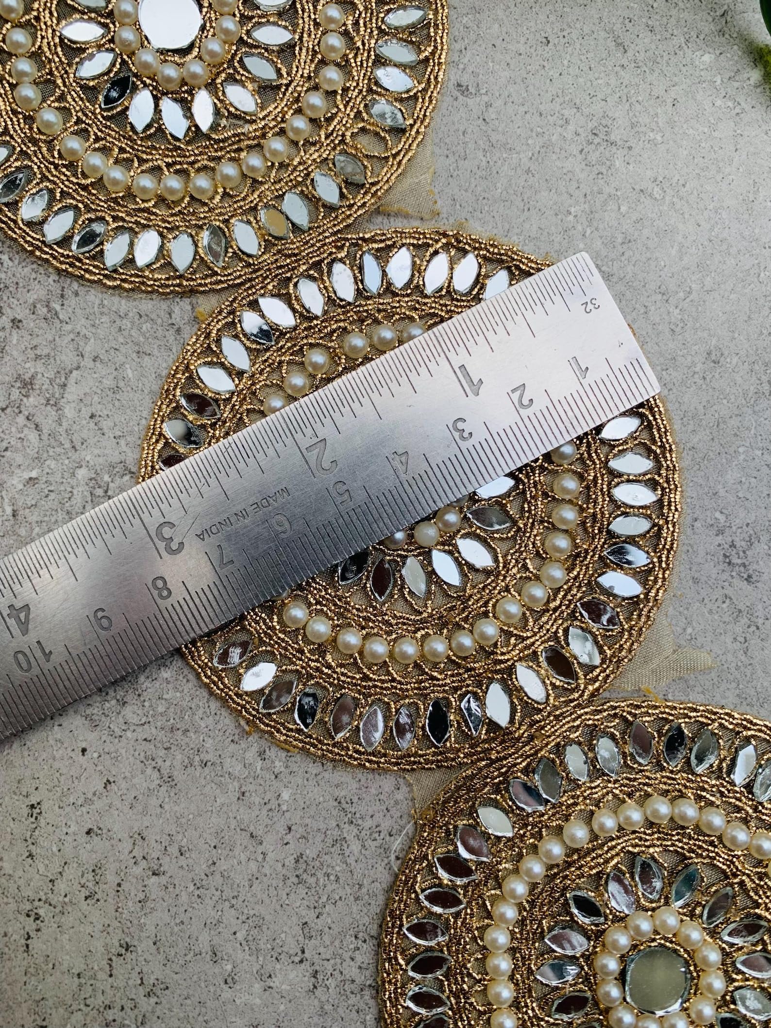 Passamaneria in pizzo smerlato dorato con perle – Bordo decorativo per sari, abiti, tende, artigianato fai da te – Bordo con paillettes con perline fatto a mano – Disponibile in 1, 3, 6