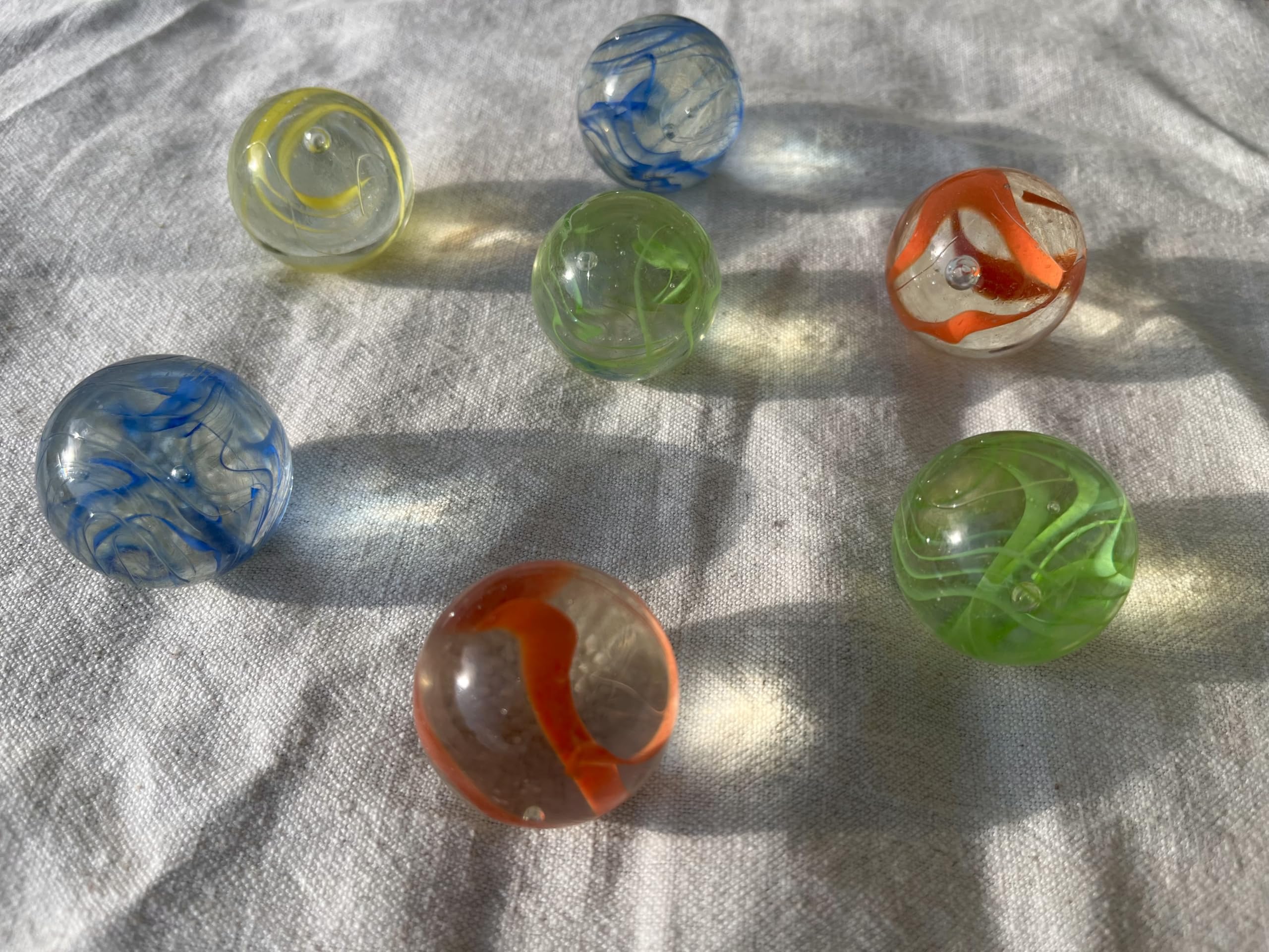 FAIRY TAIL & GLITZER FEE 7 Große Glaskugeln 35mm Bunt Rot Grün Blau Gelb Murmeln Groß Murmel Dekokugeln Kugelbahn Pflanzendeko Glas Kugel Garten Deko